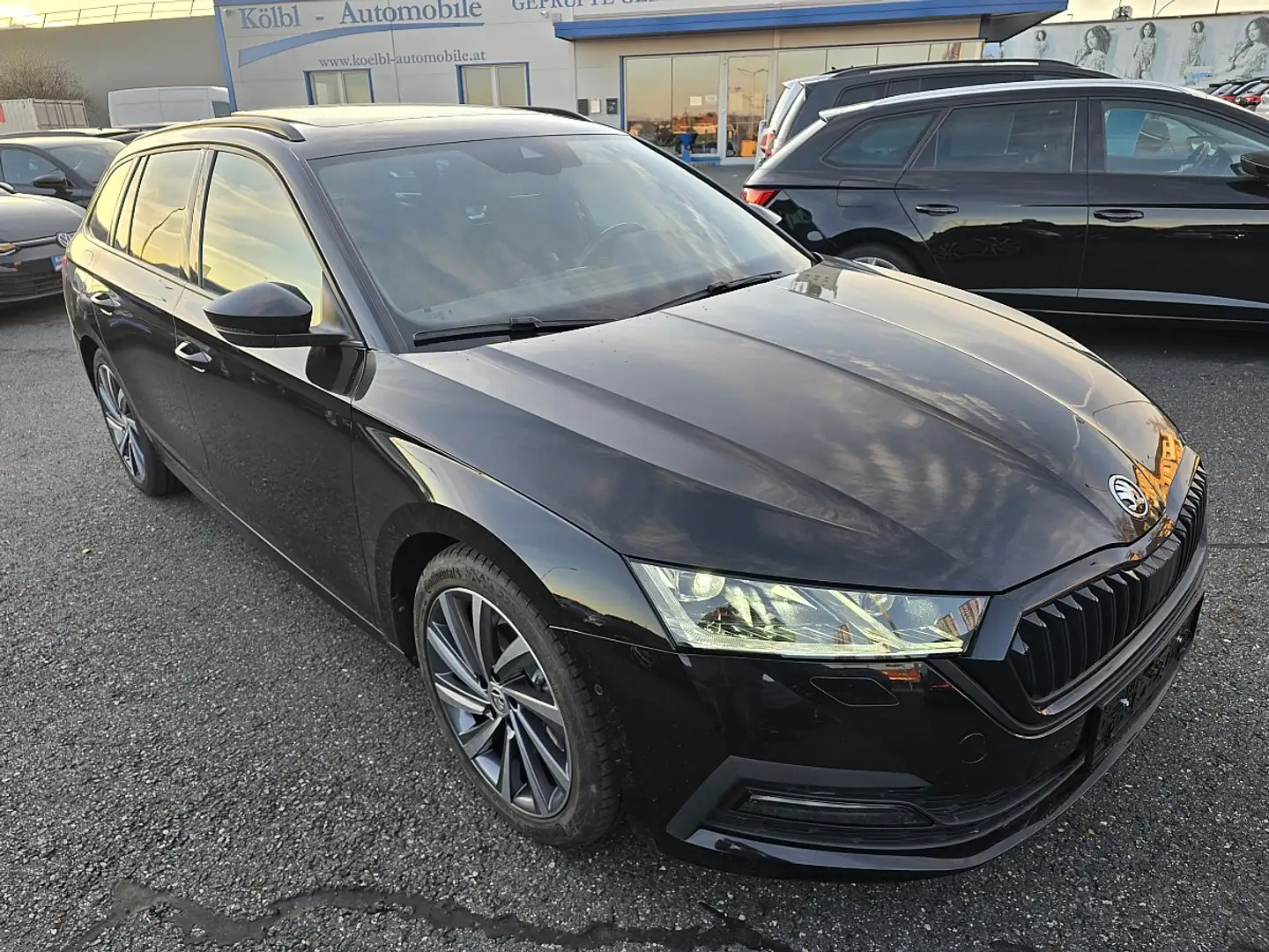 Skoda Octavia Combi 2,0 TDI Style DSG Noir - 1