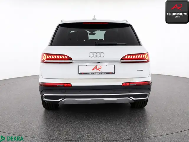 Audi Q7 view 4