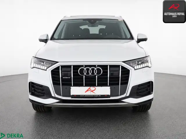 Audi Q7 view 8