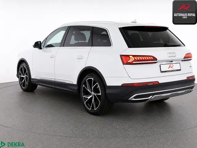 Audi Q7 view 3