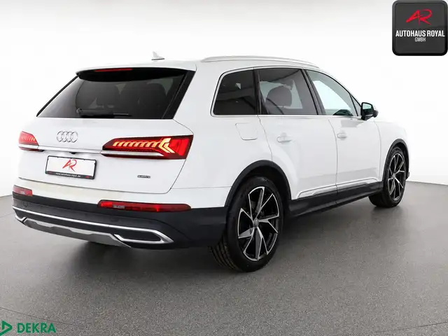 Audi Q7 view 5