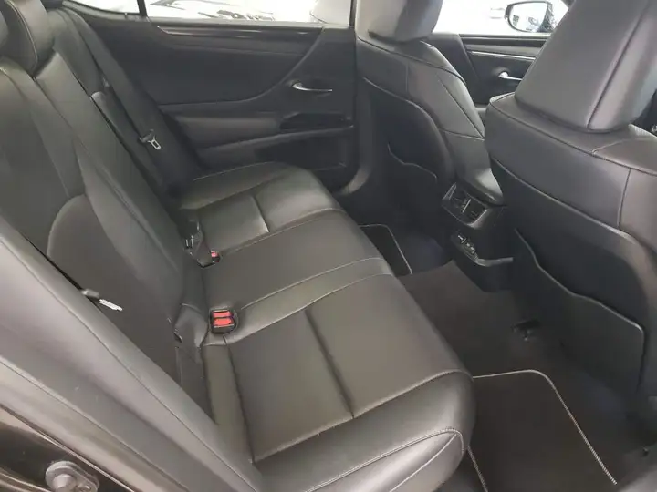 Lexus ES300 2024, foto 7