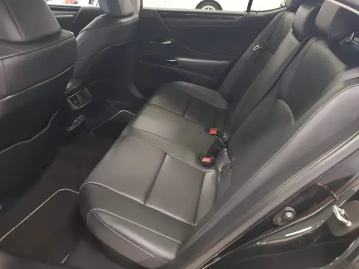 Lexus ES300 2024, foto 6