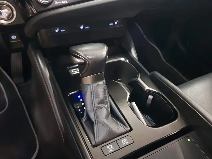 Lexus ES300 2024, foto 13