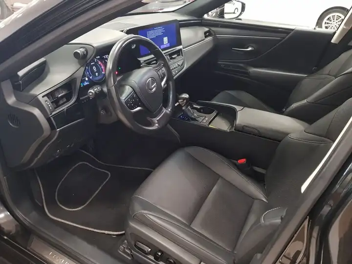 Lexus ES300 2024, foto 10