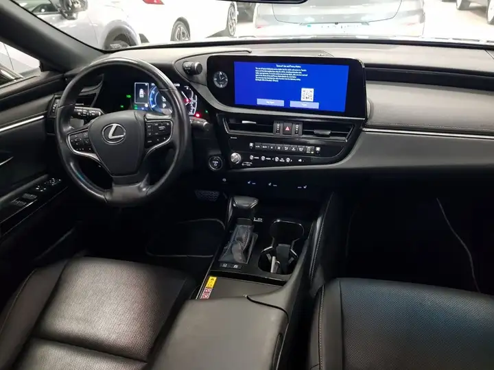 Lexus ES300 2024, foto 8