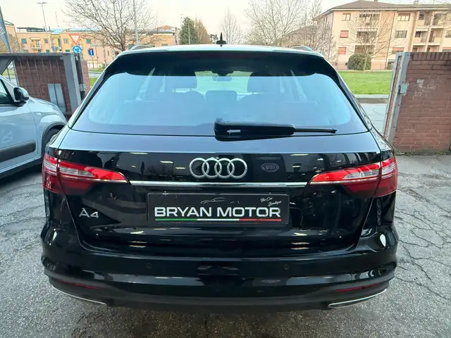 Audi A4 view 4