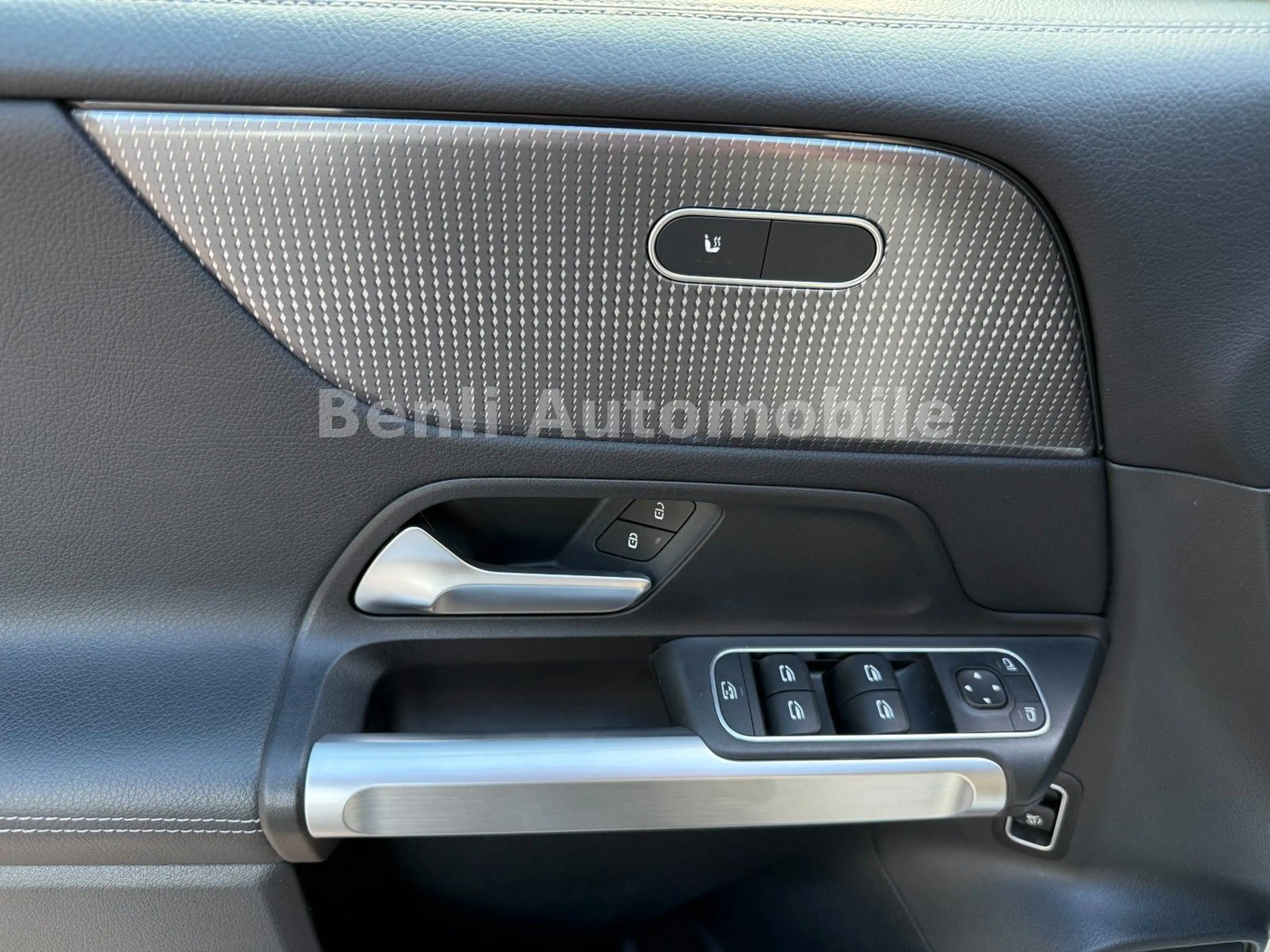 Mercedes-Benz GLB 180 /SCHKHFT/LED/WIDESCREEN/TMP/TEILLEDER/NAV — photo 12