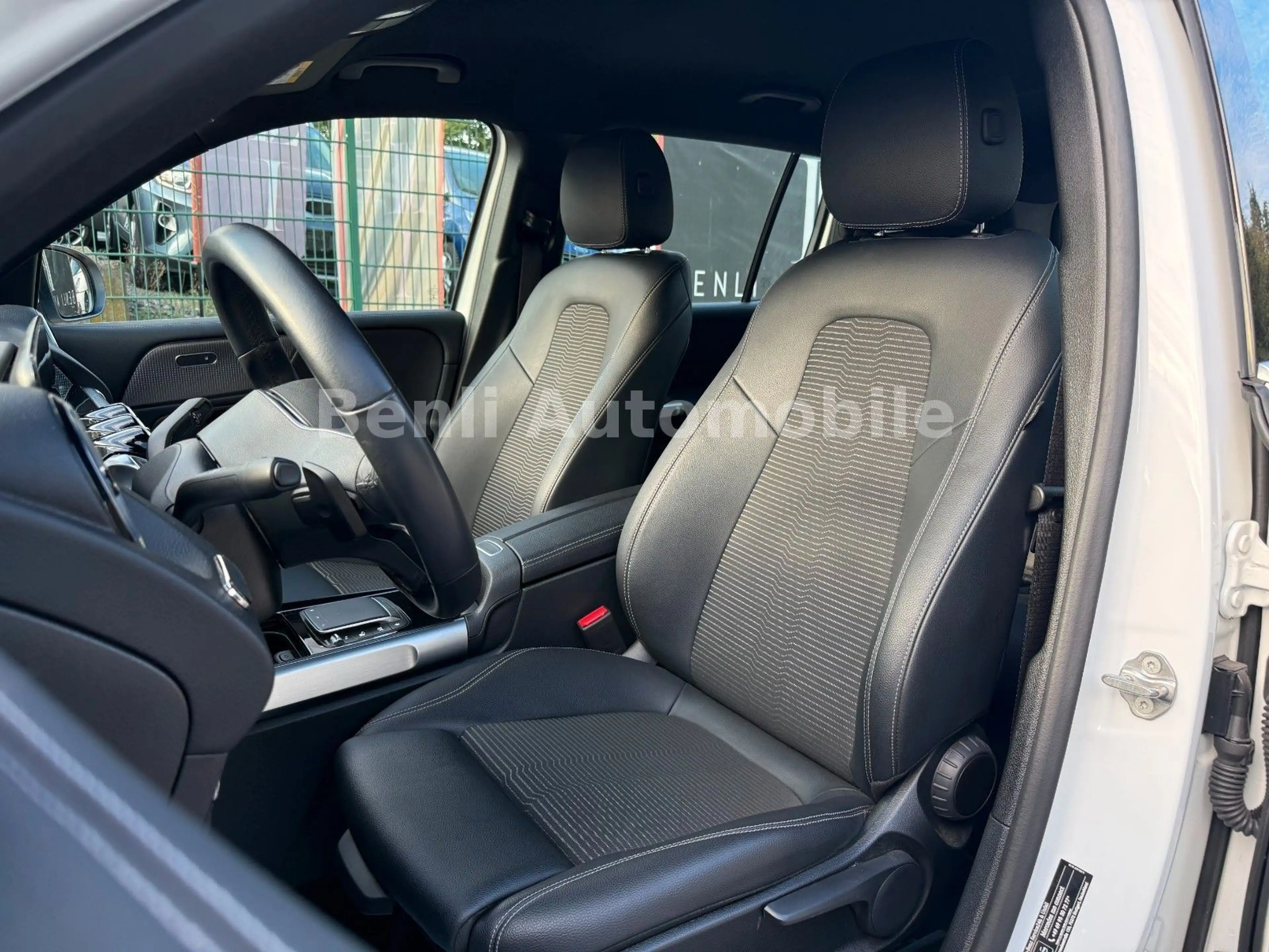 Mercedes-Benz GLB 180 /SCHKHFT/LED/WIDESCREEN/TMP/TEILLEDER/NAV — photo 11