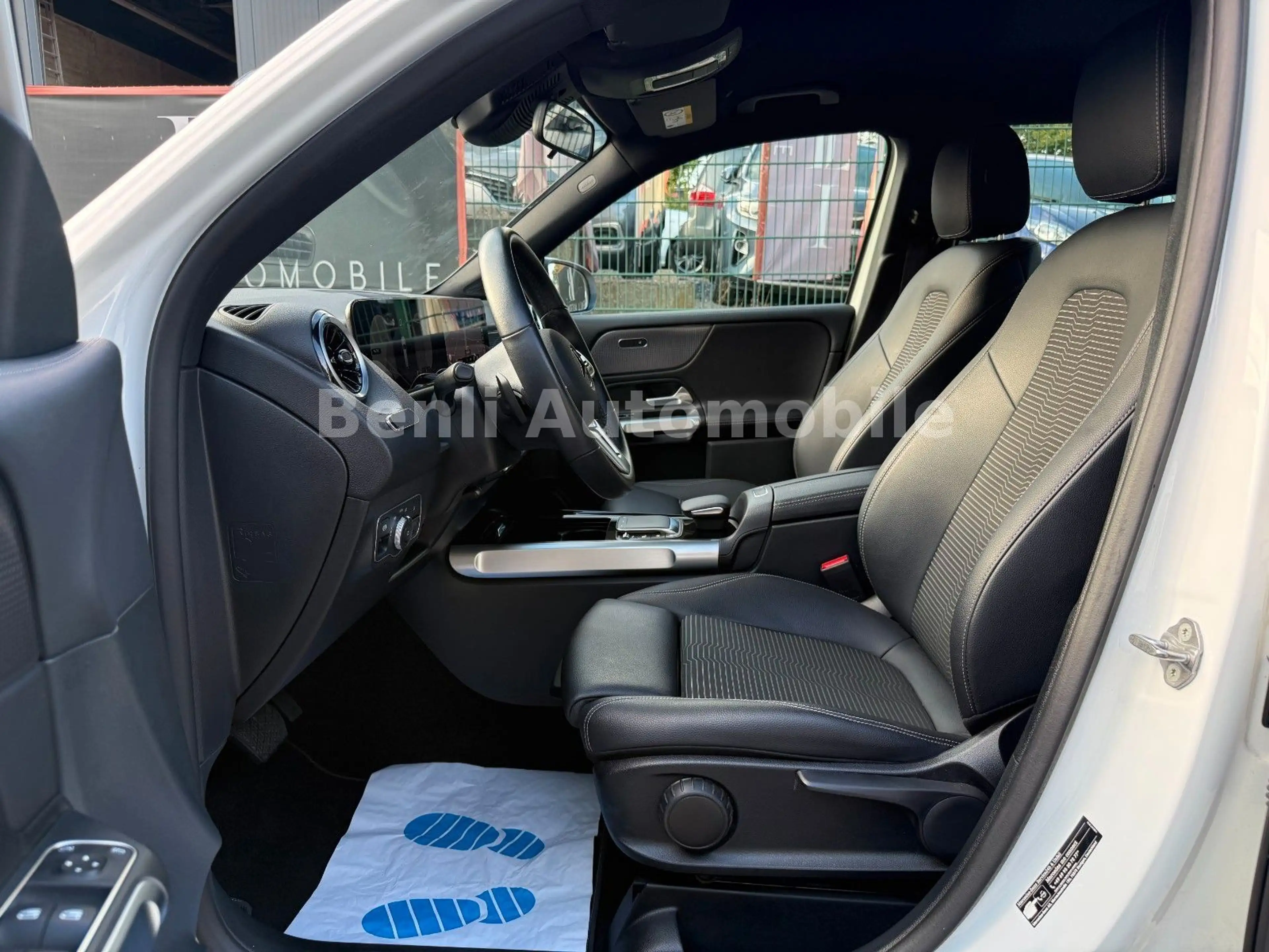 Mercedes-Benz GLB 180 /SCHKHFT/LED/WIDESCREEN/TMP/TEILLEDER/NAV — photo 10