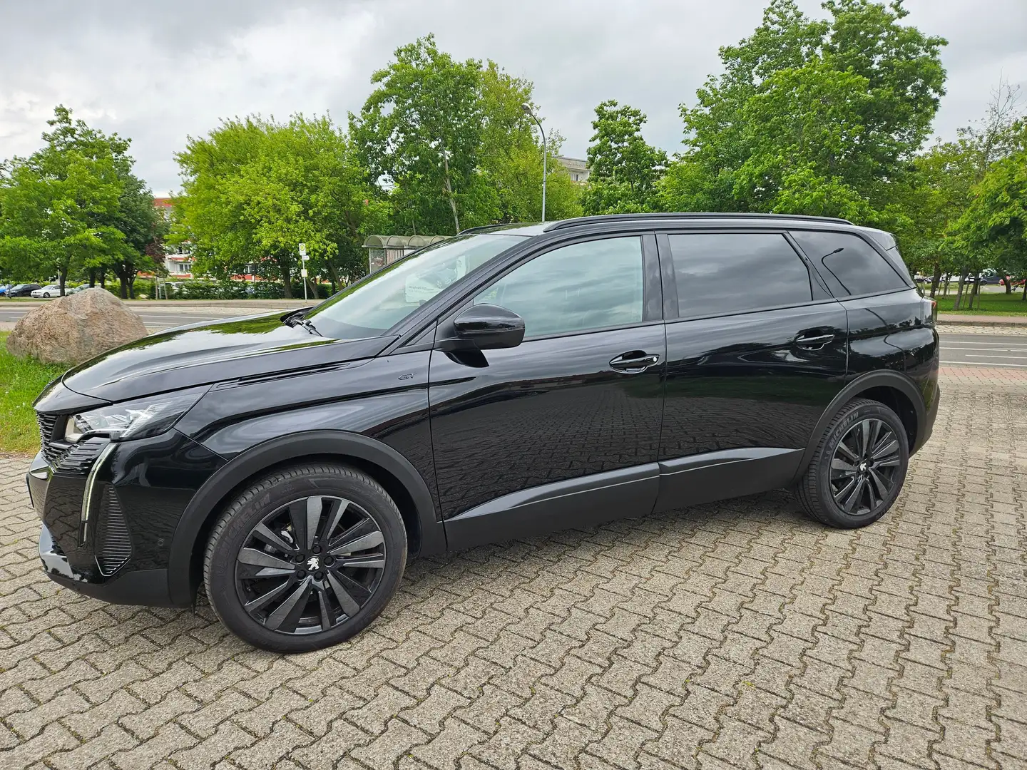Peugeot 5008 GT AT Black-Paket. e.Heckklappe 7-Sitzer NAVI LED Schwarz - 1