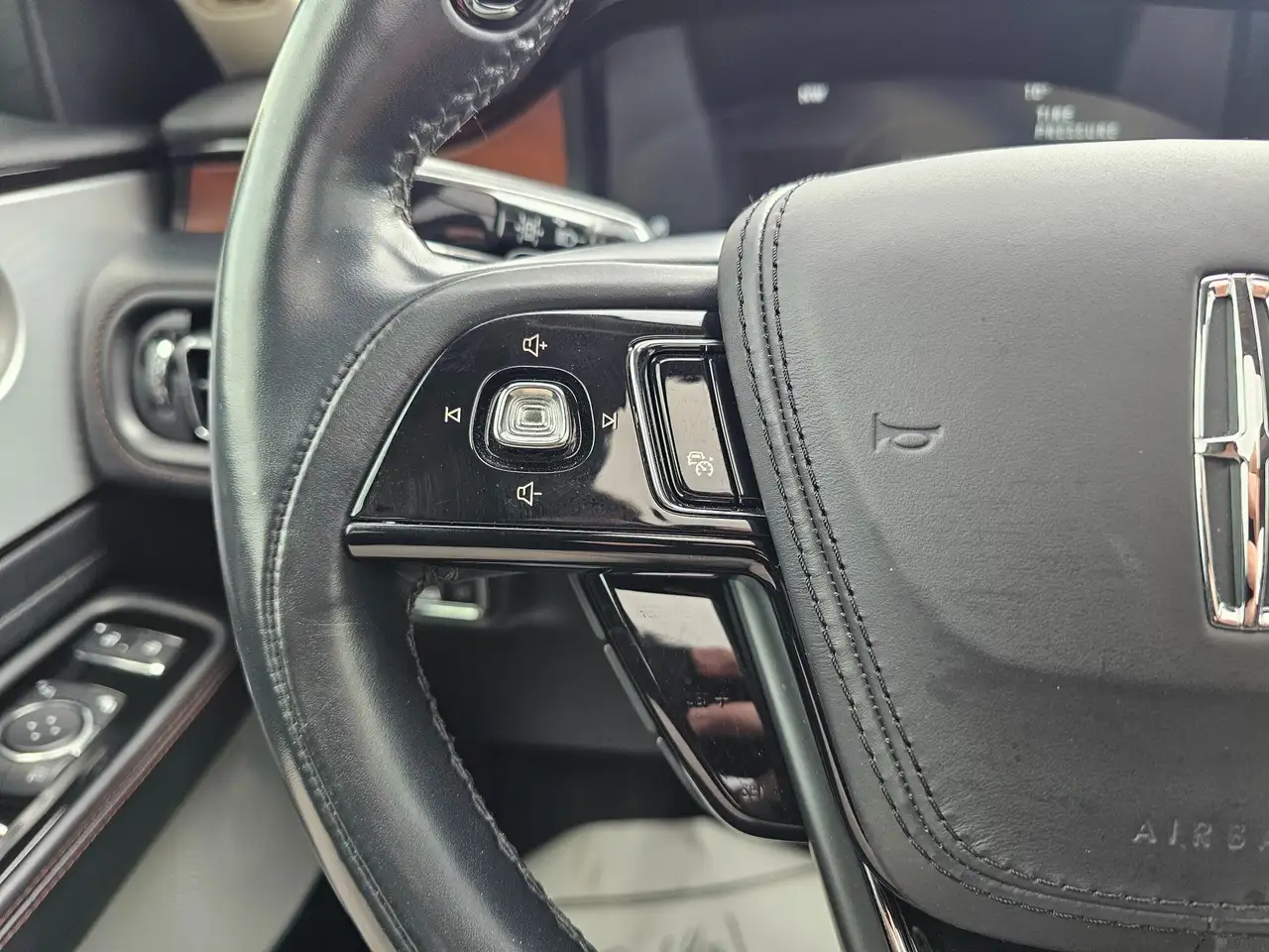 Lincoln Aviator снимка Lincoln Aviator