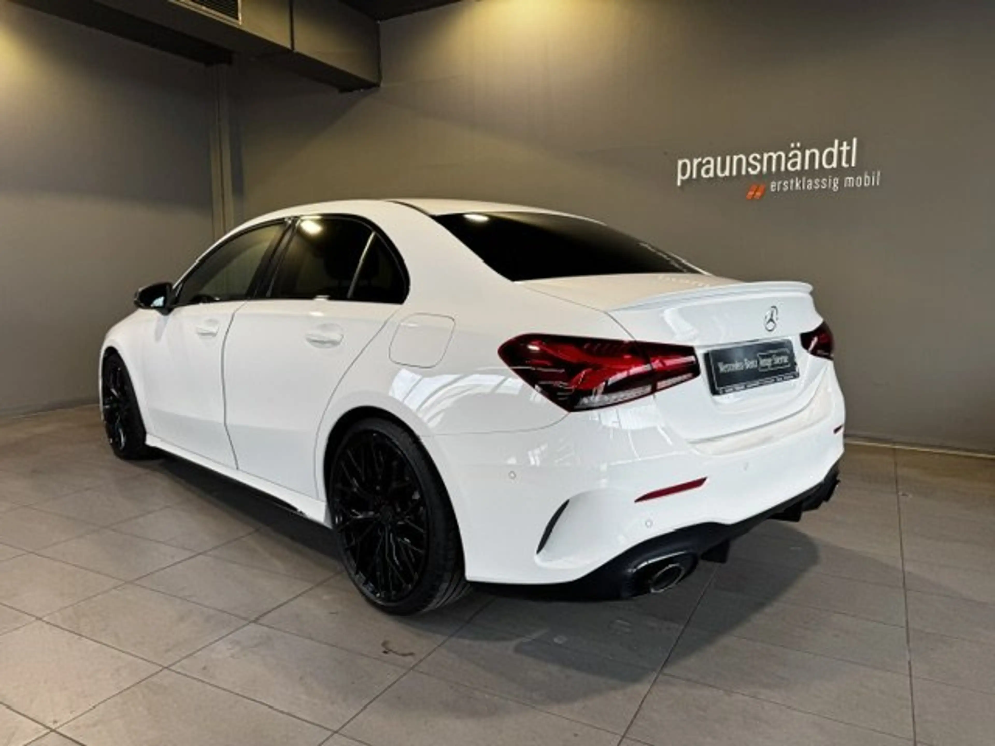 Mercedes-Benz A 35 AMG 4M Limousine Night Sound/AHK/MBUX/Kamer — photo 2