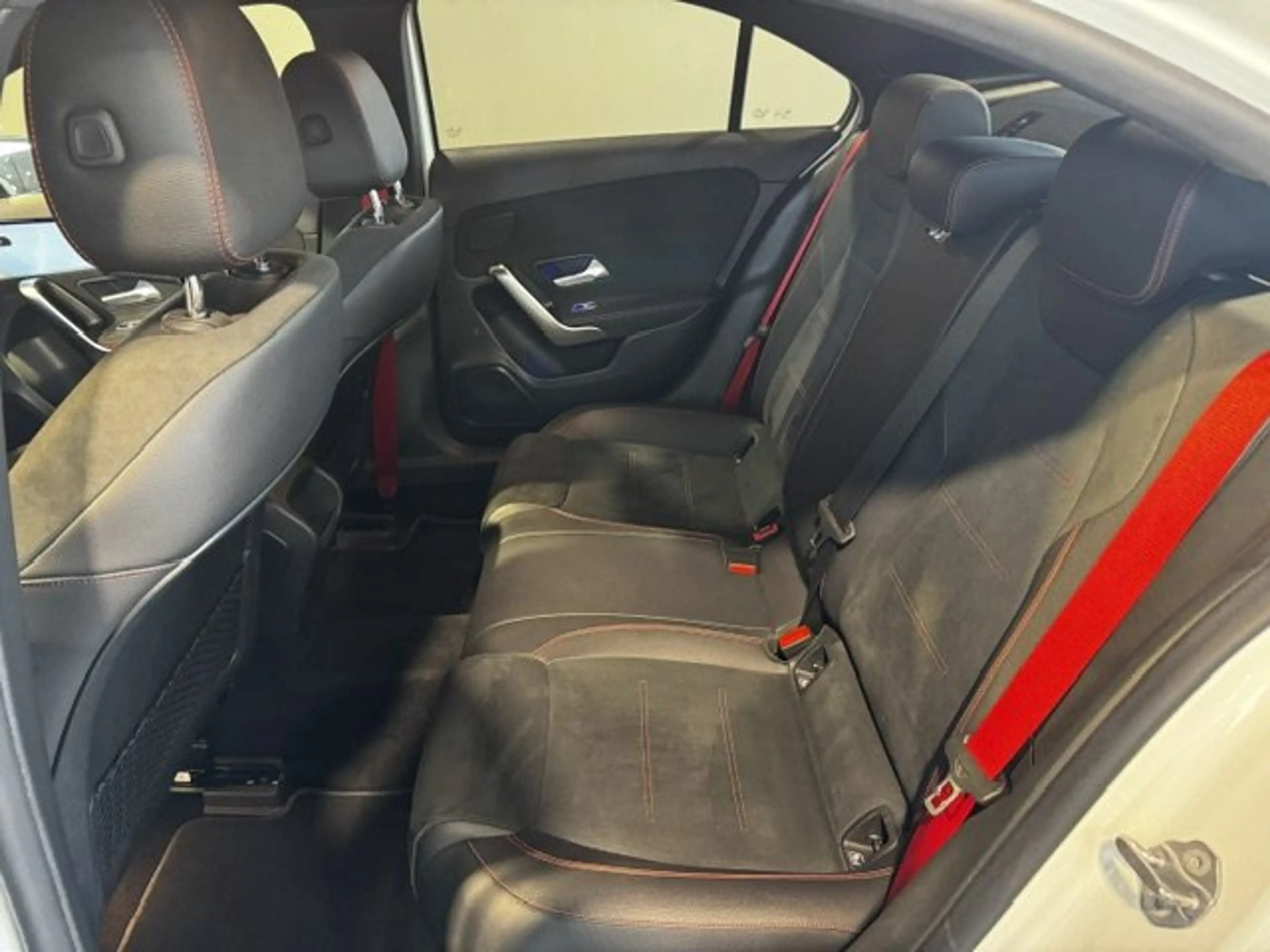 Mercedes-Benz A 35 AMG 4M Limousine Night Sound/AHK/MBUX/Kamer — photo 11