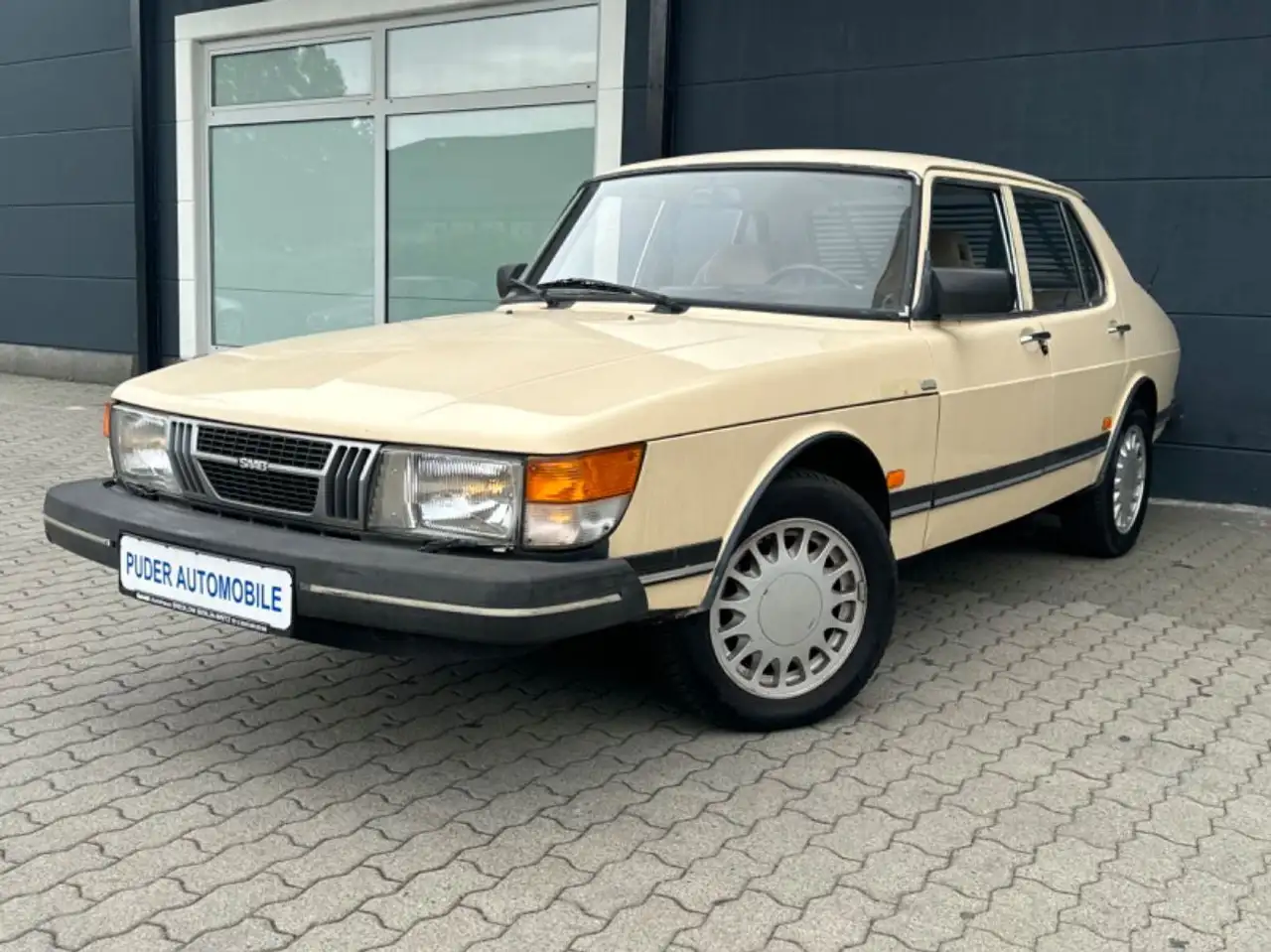 Saab 900
