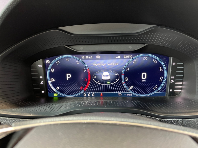 Skoda Karoq Style 1.5 TSI DSG Kamera Navigation KESSY — photo 12