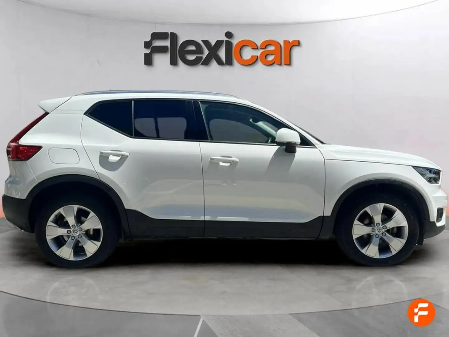 Volvo XC40 1.5 T3 Momentum Pro Amarillo - 2