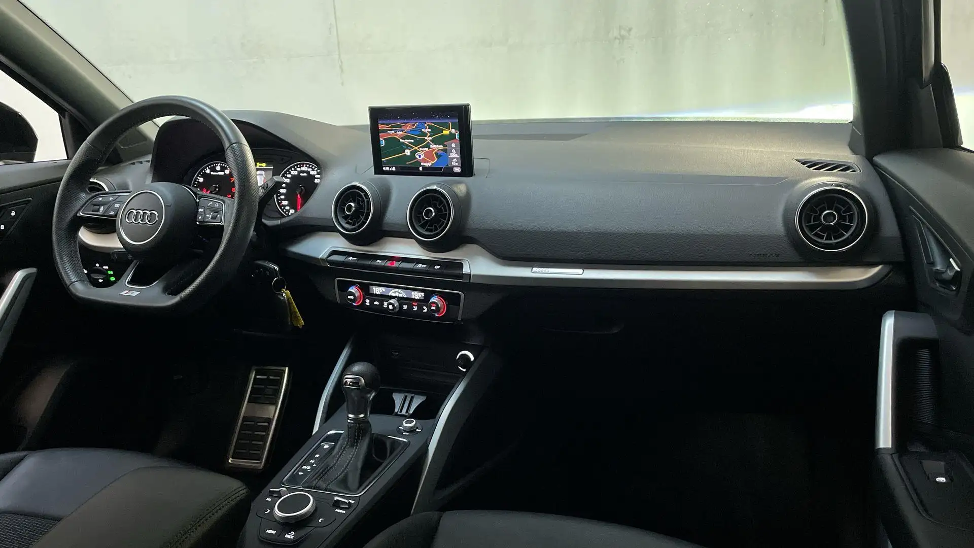 Audi Q2 35 TFSI 150pk S Edition S-Line LED Leder-Stof Navi Zwart - 2