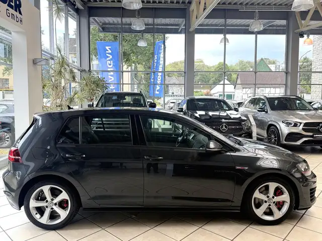 Volkswagen Golf view 2