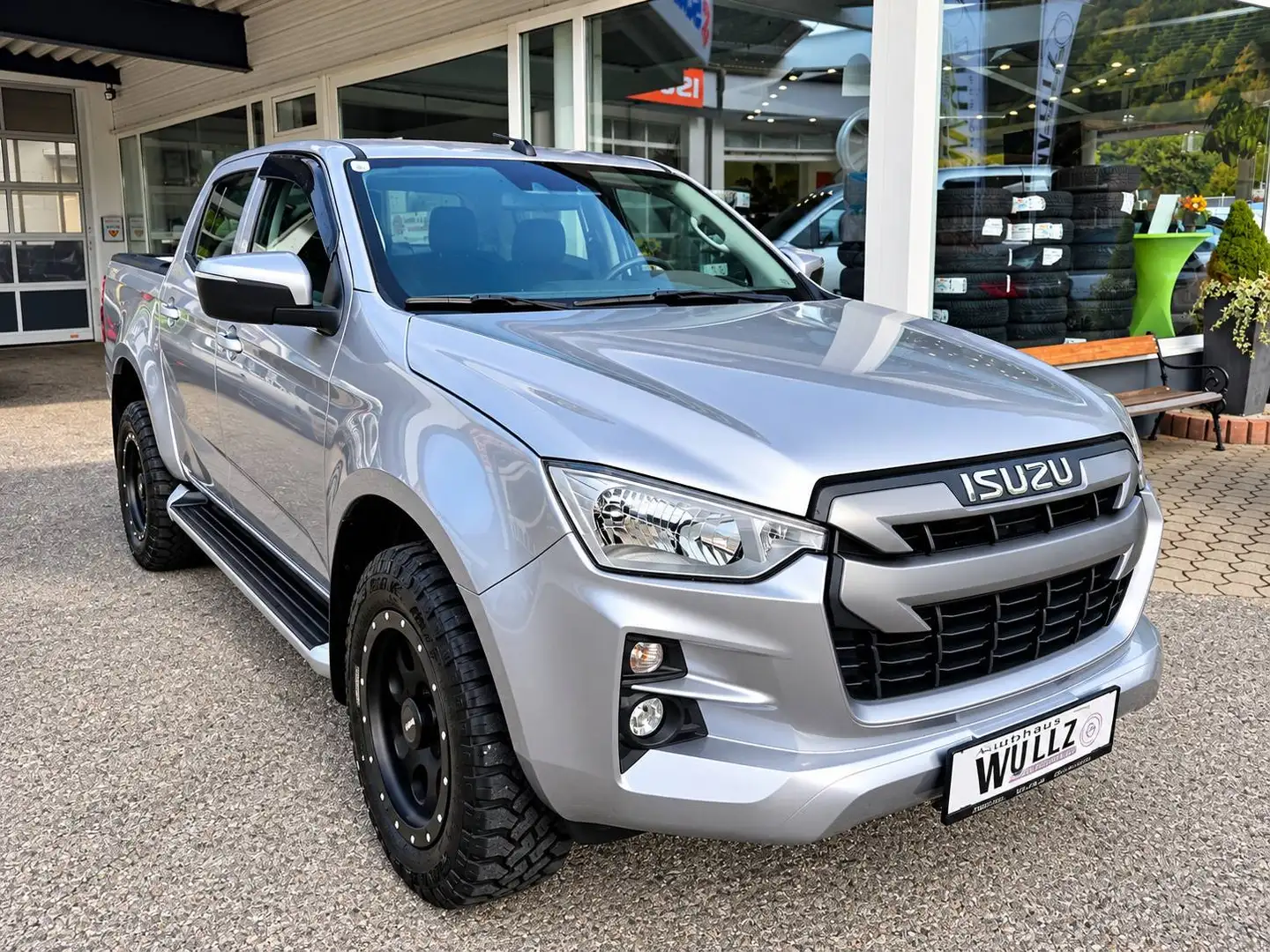 Isuzu D-Max DOUBLE CAB LS 4WD Erstbesitz | Servicegepflegt | Luftfahrwerk hinten | Laderaumrollo | Anhängerkupplung Silber - 1