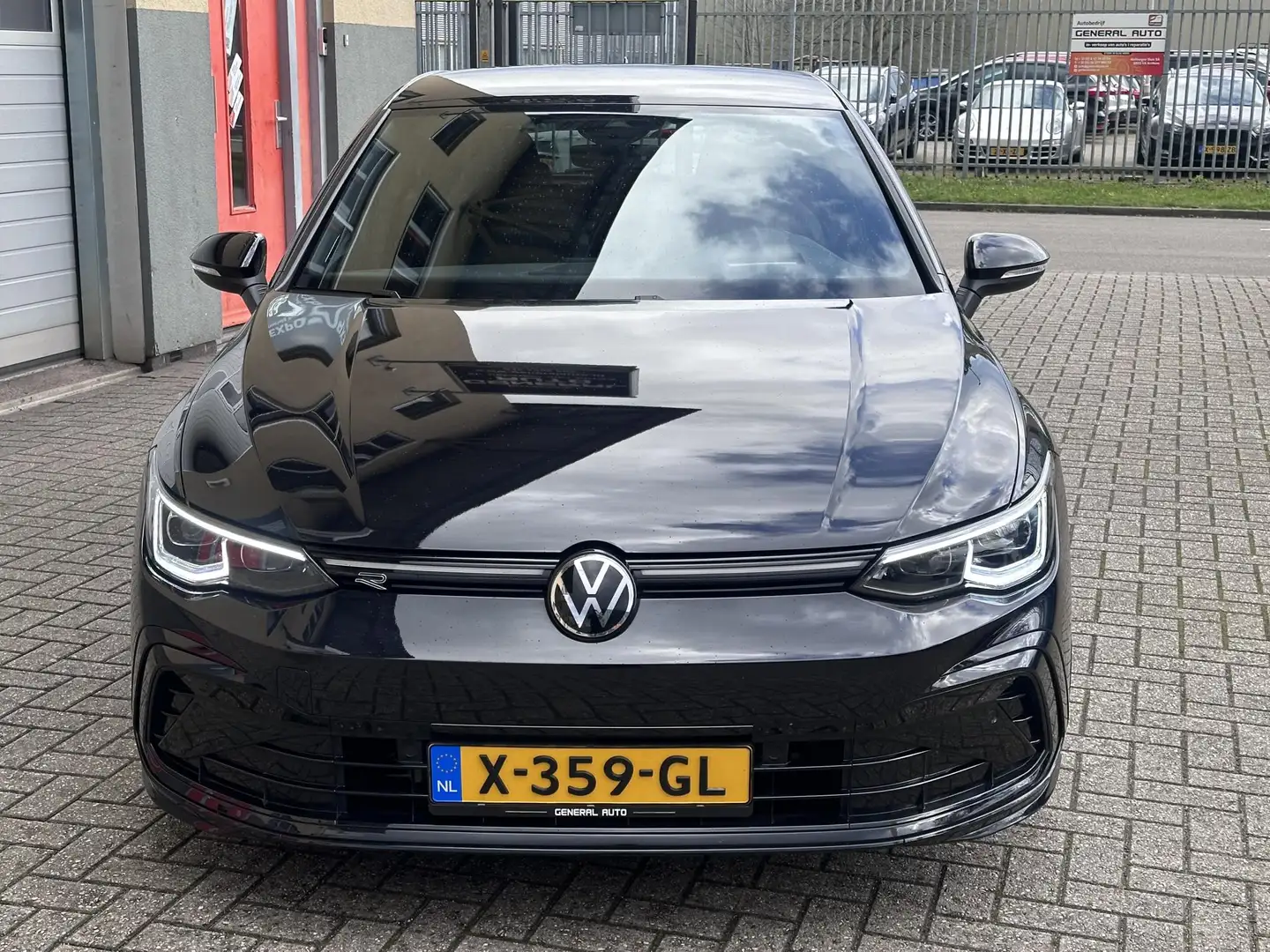 Volkswagen Golf 1.5 eTSI R-Line Business+ HeadUp, DSG Automaat Zwart - 2