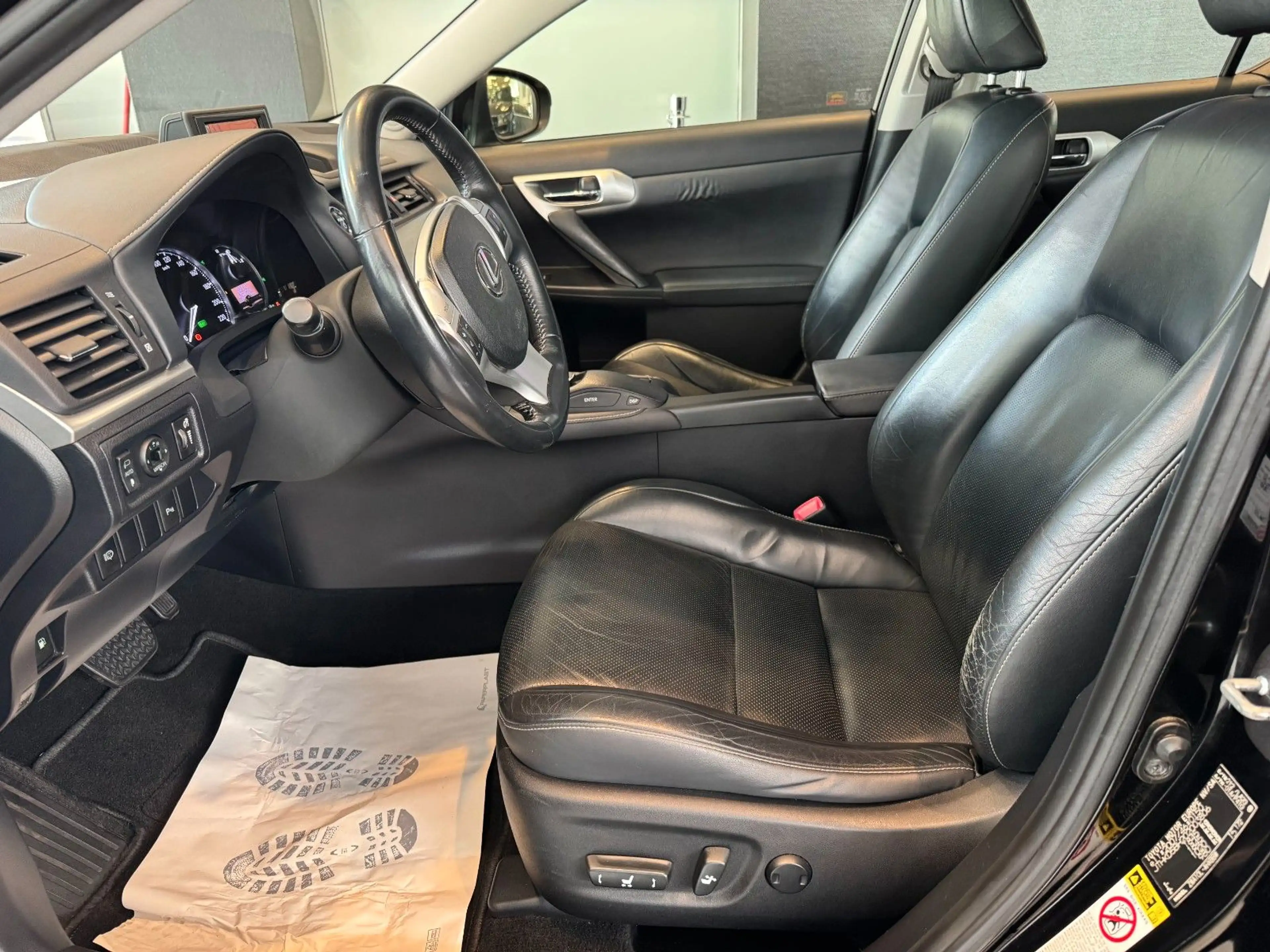 Lexus CT 200h — photo 11
