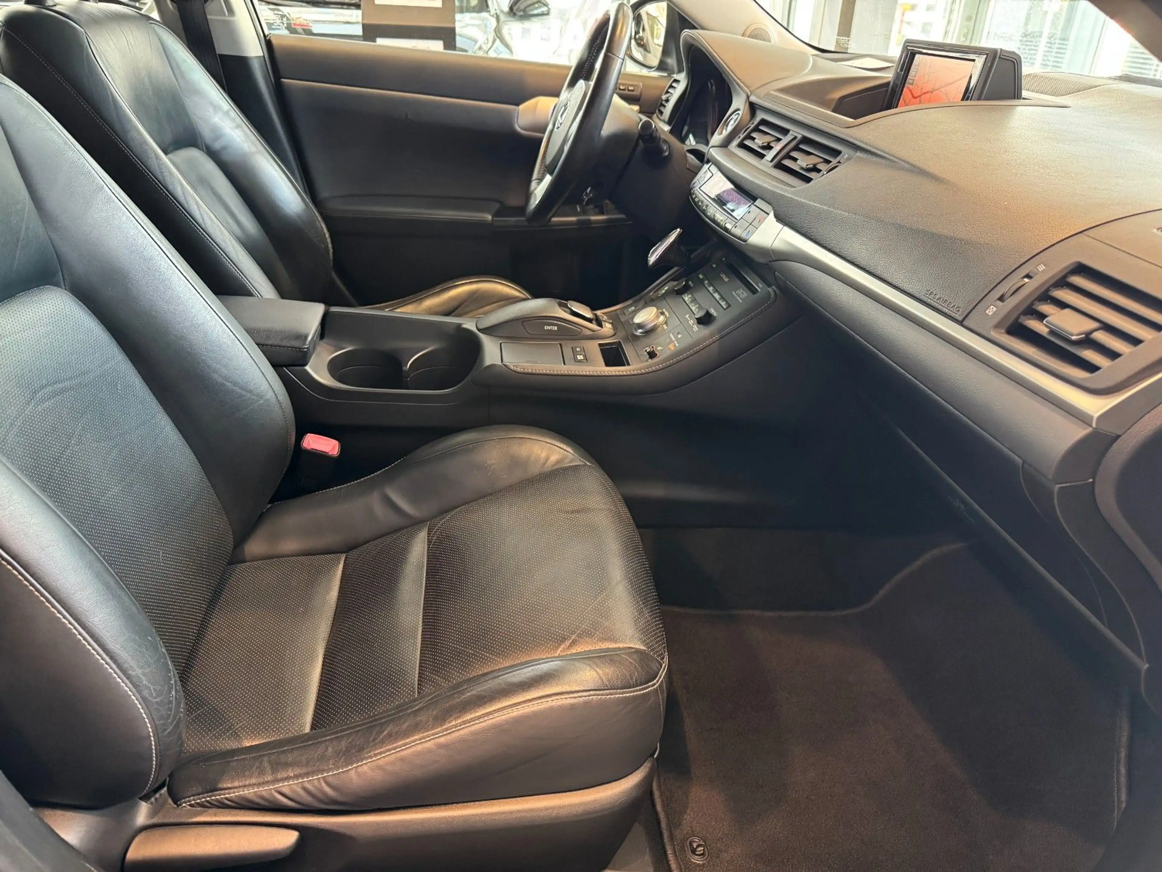 Lexus CT 200h — photo 10