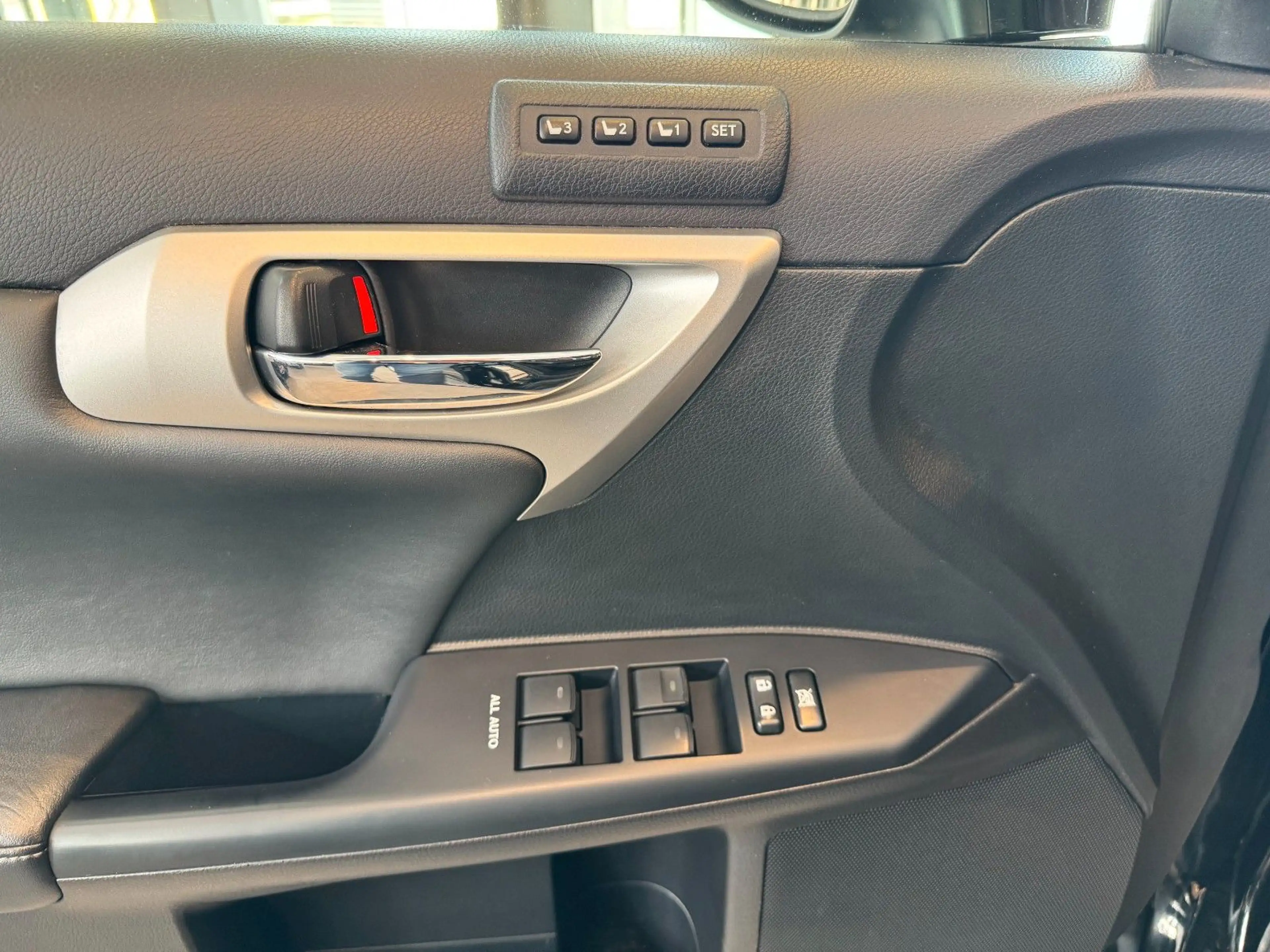 Lexus CT 200h — photo 14