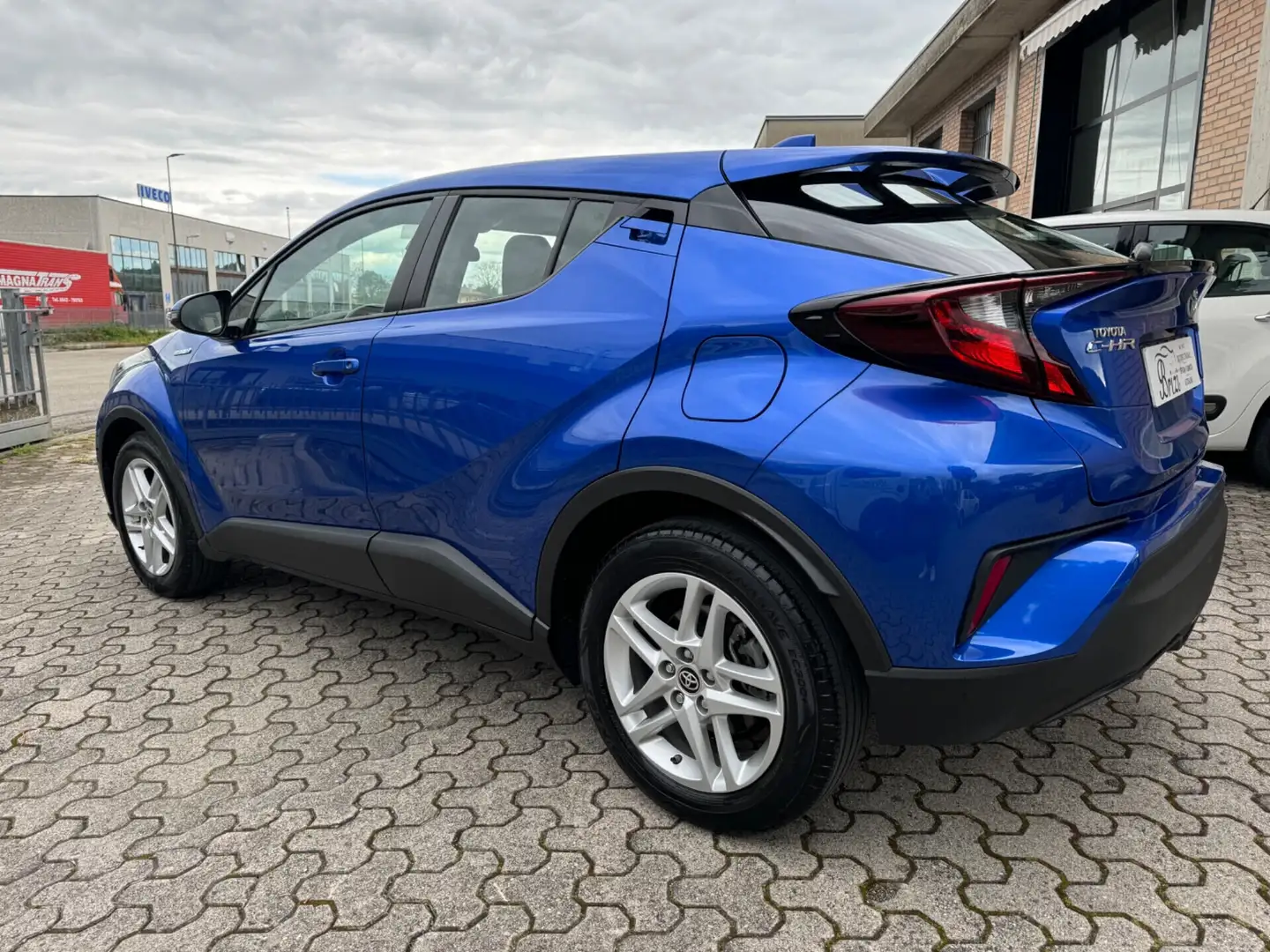 Toyota C-HR 1.8 Hybrid E-CVT Dynamic Bleu - 2