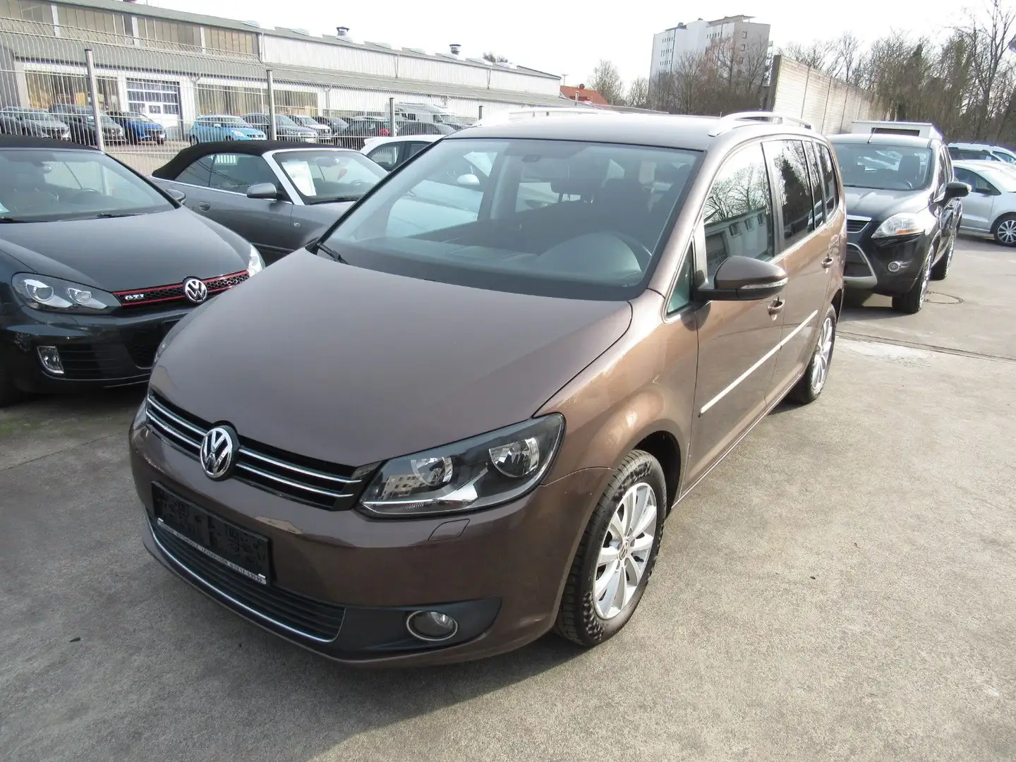 Volkswagen Touran Highline,AUTOMATIK,ALU,SITZHEIZUNG. Braun - 1