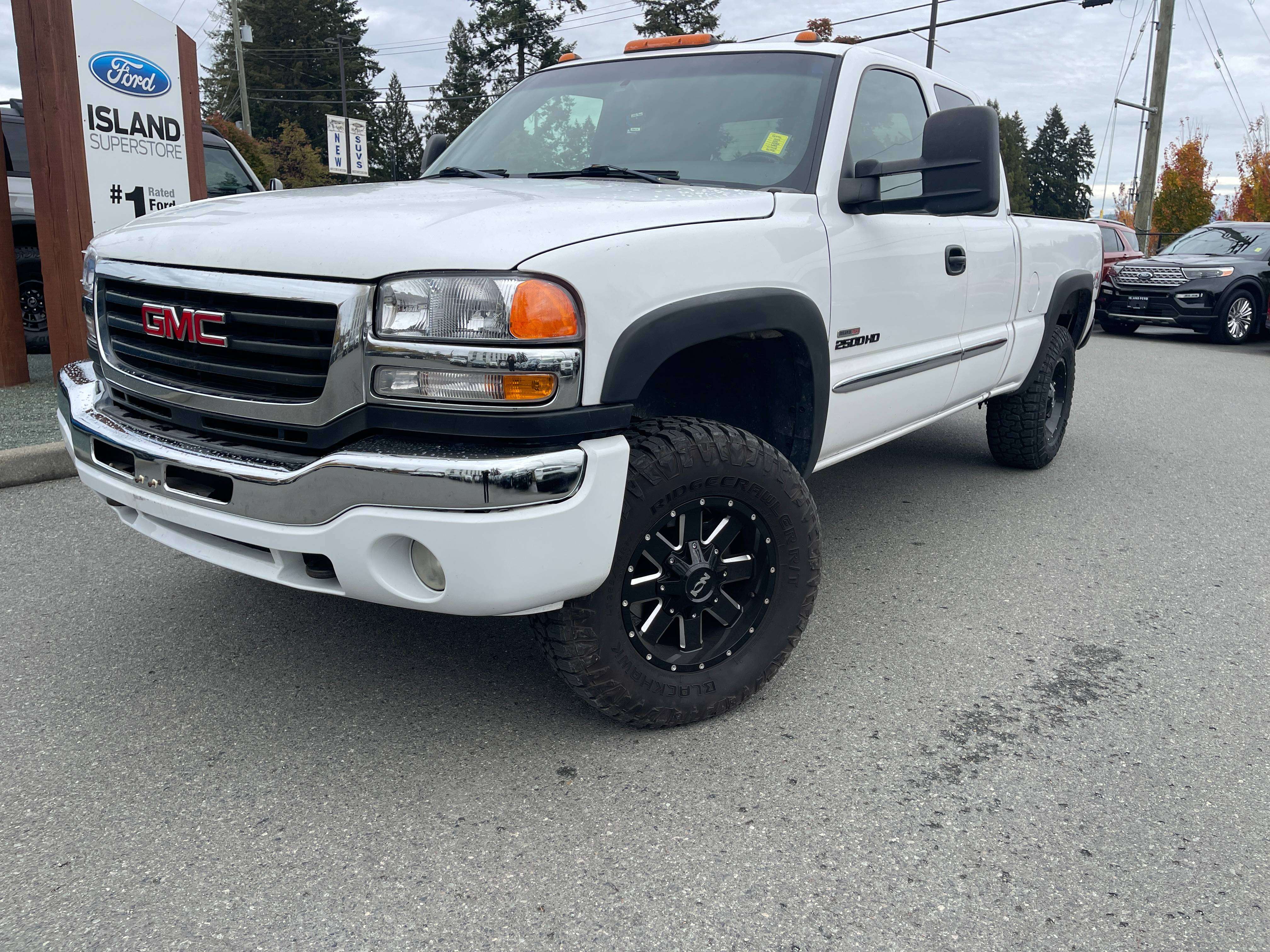 White 2003 GMC Sierra 2500HD Pickup Truck Four-Wheel Drive Automatic