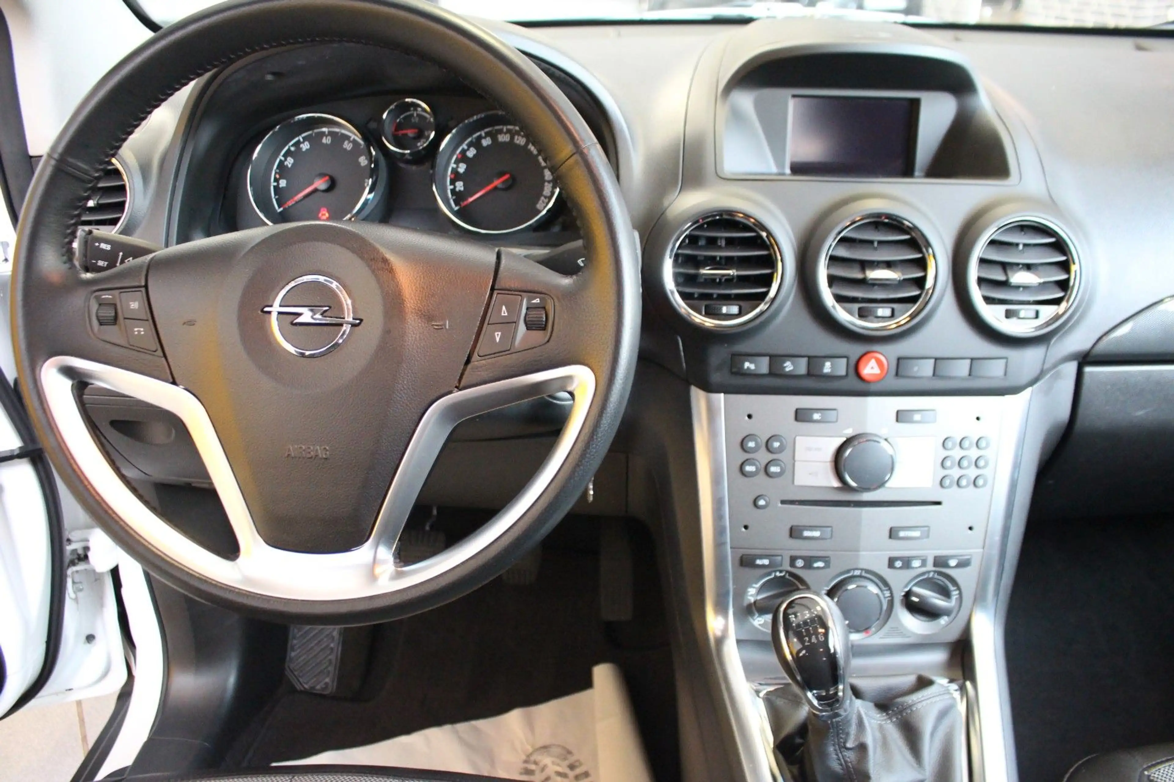 Opel Antara Design Edition 4x2 — photo 10