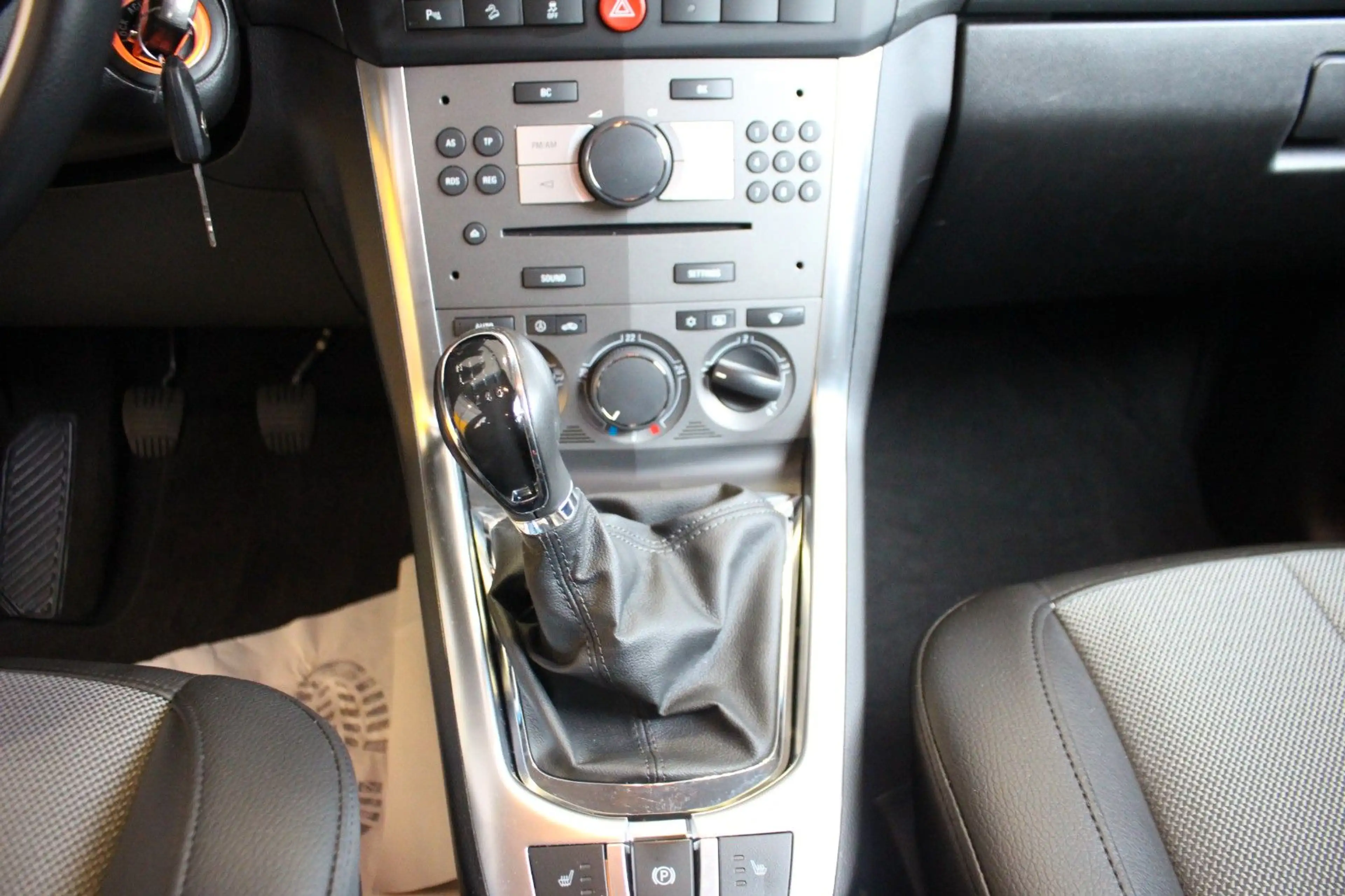 Opel Antara Design Edition 4x2 — photo 11