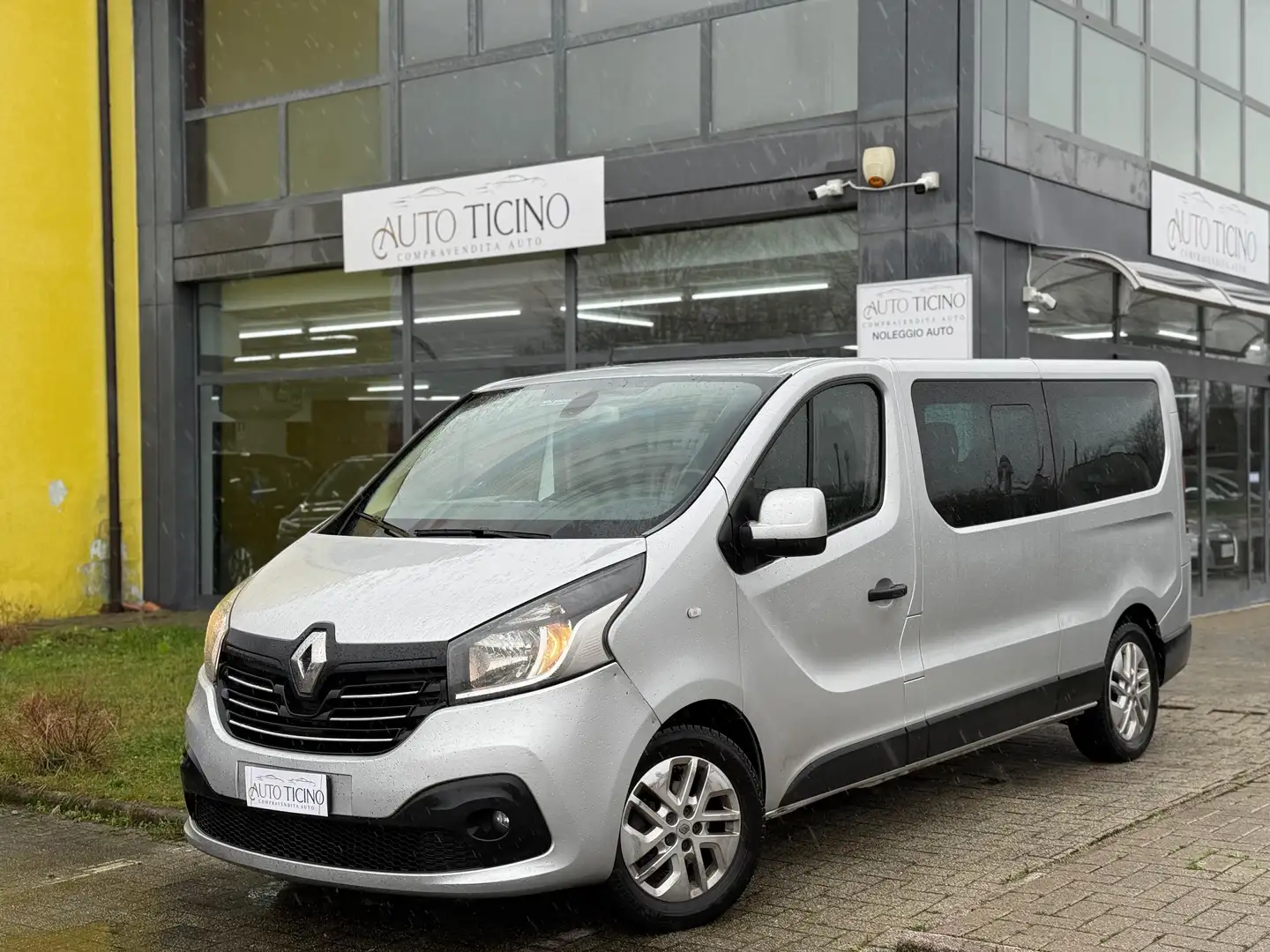Renault Trafic T29 1.6 dCi 125 CV 9 Posti Gris - 1