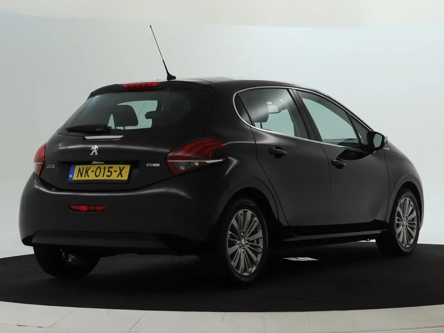 Peugeot 208 1.2 PureTech Allure 110PK | NAVI | PANO | Camera Negro - 2