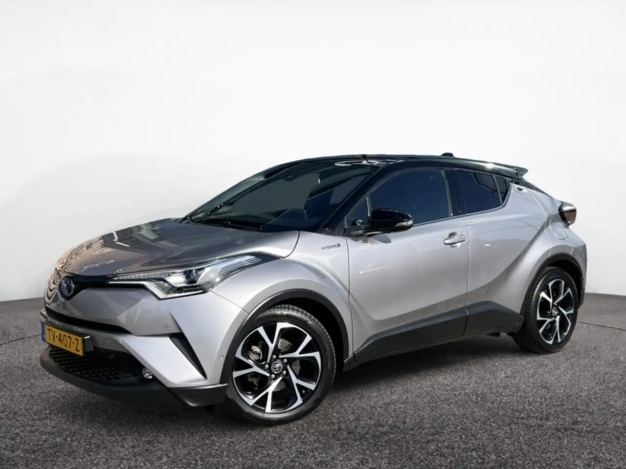 Toyota C-HR 1.8 Hybrid Style — photo 1 of 29