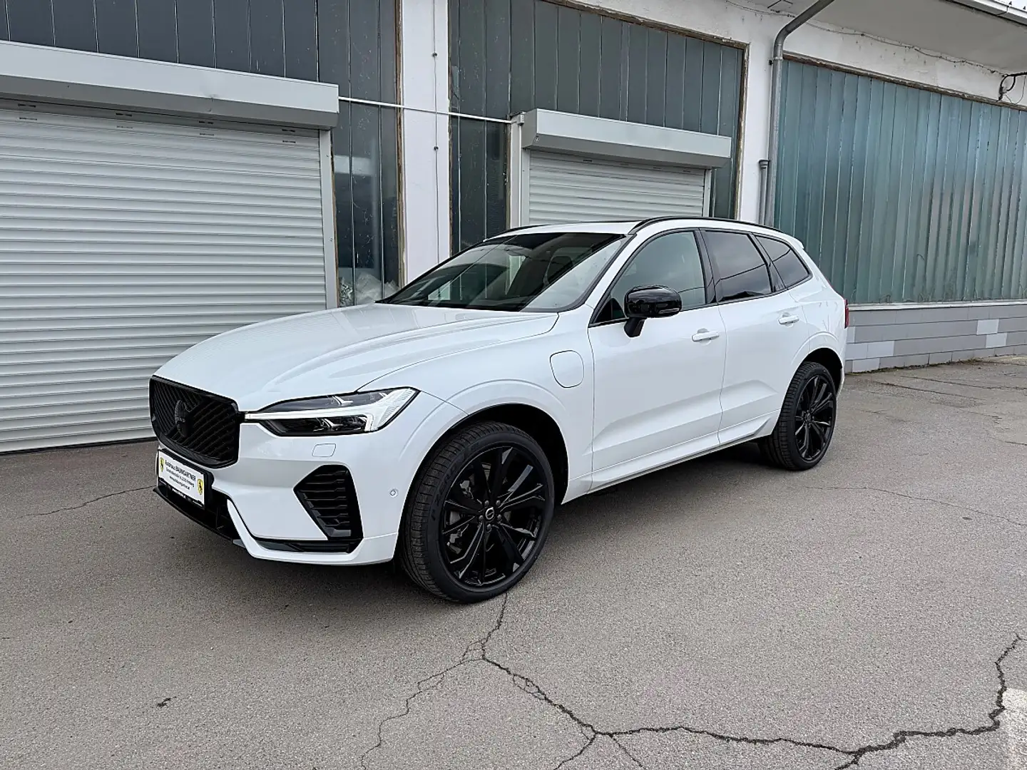 Volvo XC60 T6 AWD PHEV 18,8kWh Ultra Black Edition Aut. Weiß - 2