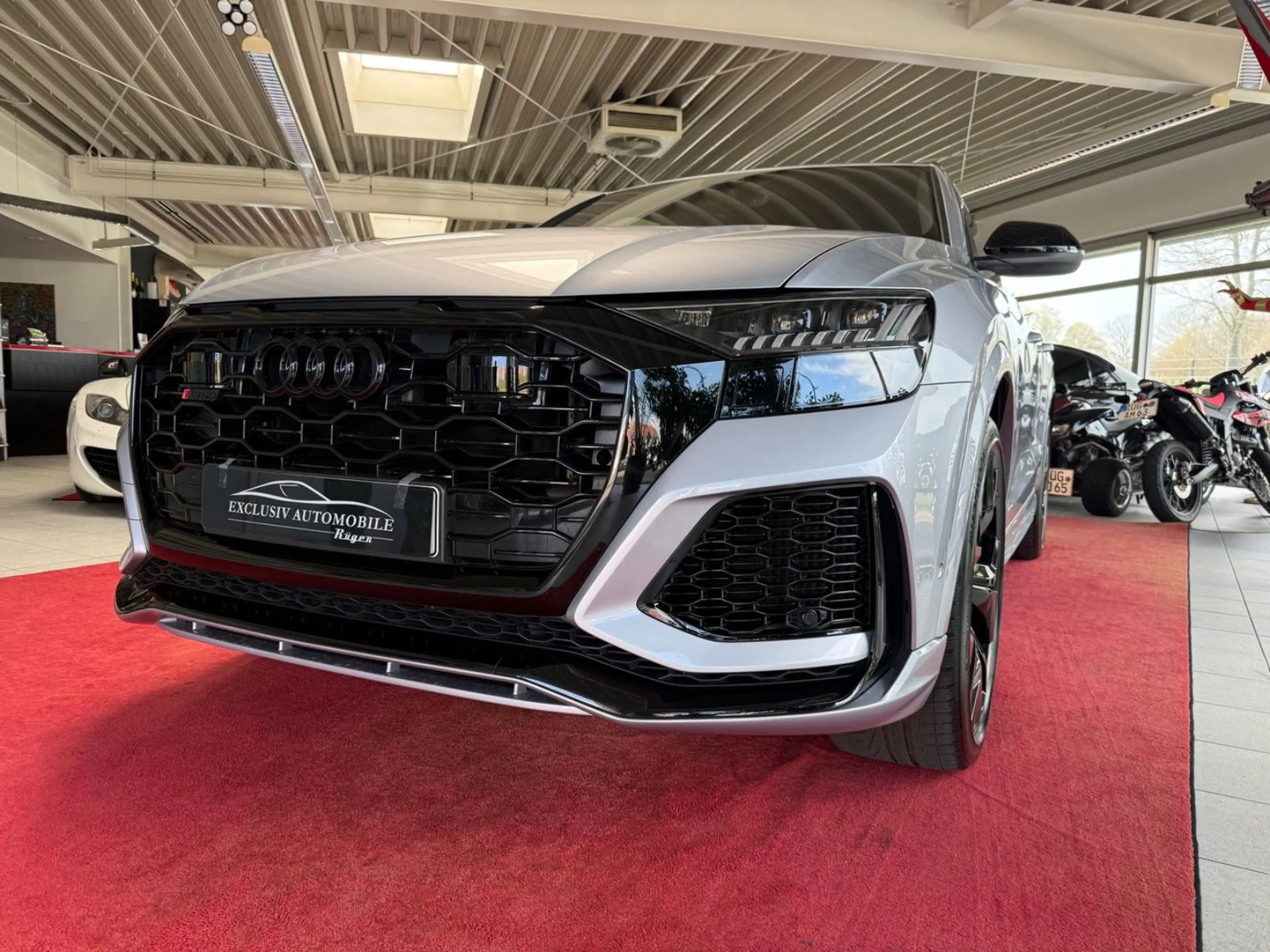 Audi RS Q8 4.0 TFSI Florettsilber Keramik B&O 305Km/H