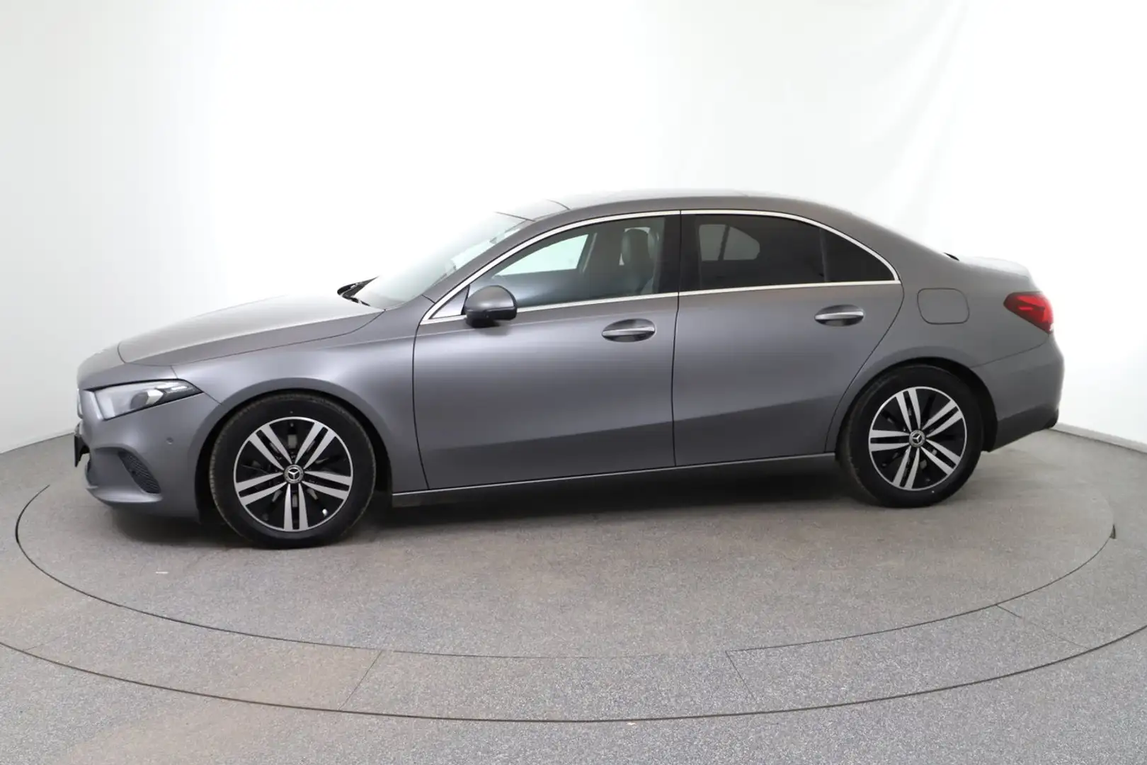 Mercedes-Benz A 200 200 d Limousine Aut. Grey - 2