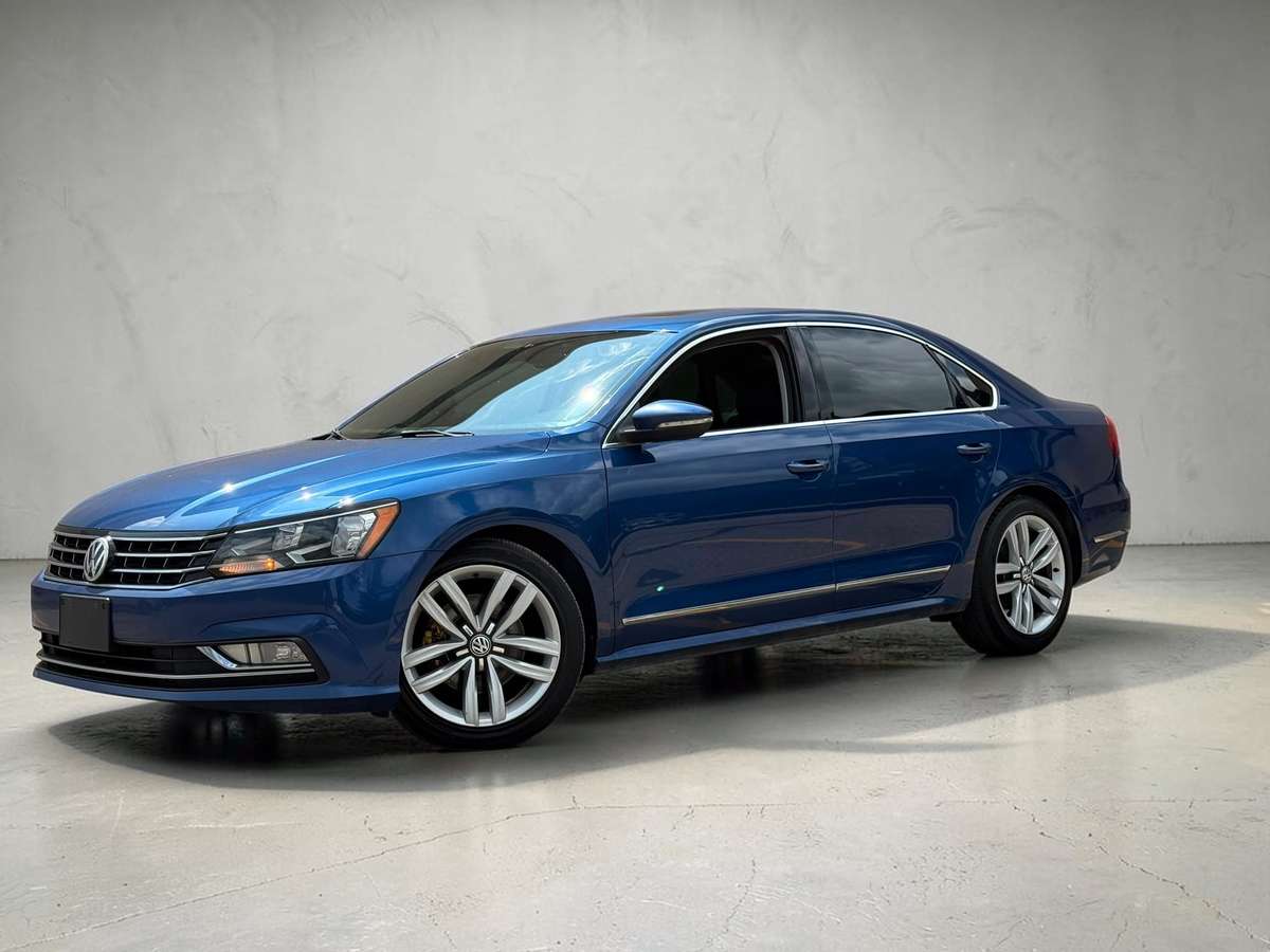 2016 Volkswagen Passat Highline/ACC/Leather/Roof/Alloys — снимка 1