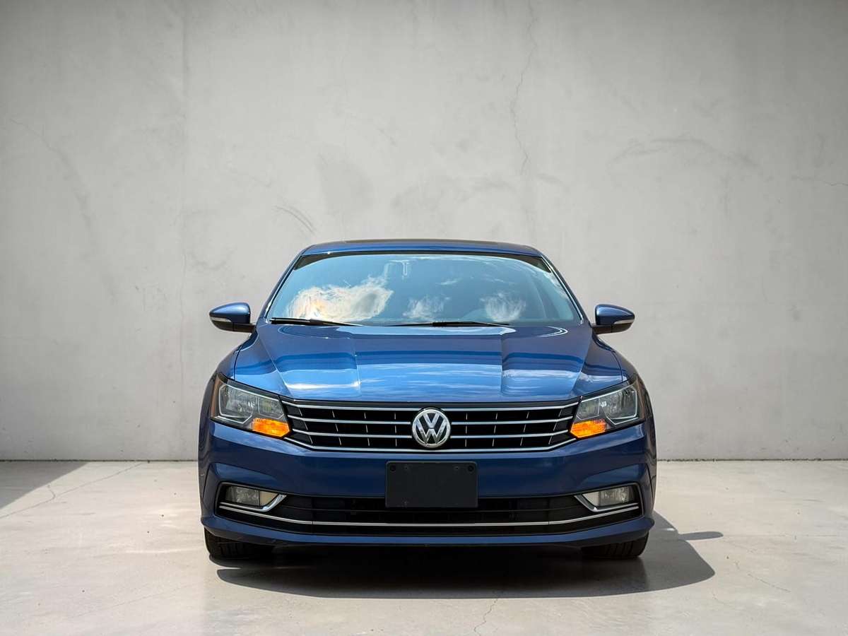 2016 Volkswagen Passat Highline/ACC/Leather/Roof/Alloys — снимка 1