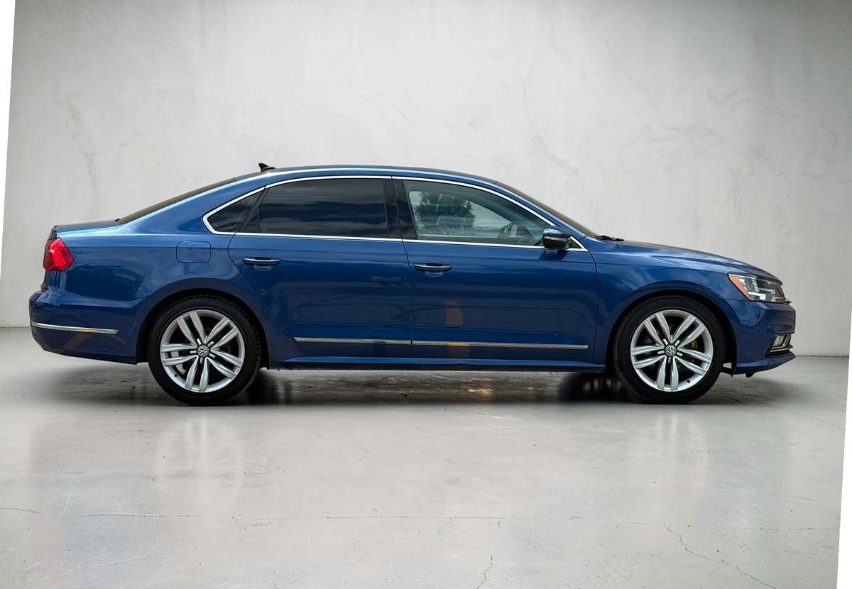 2016 Volkswagen Passat Highline/ACC/Leather/Roof/Alloys — снимка 1