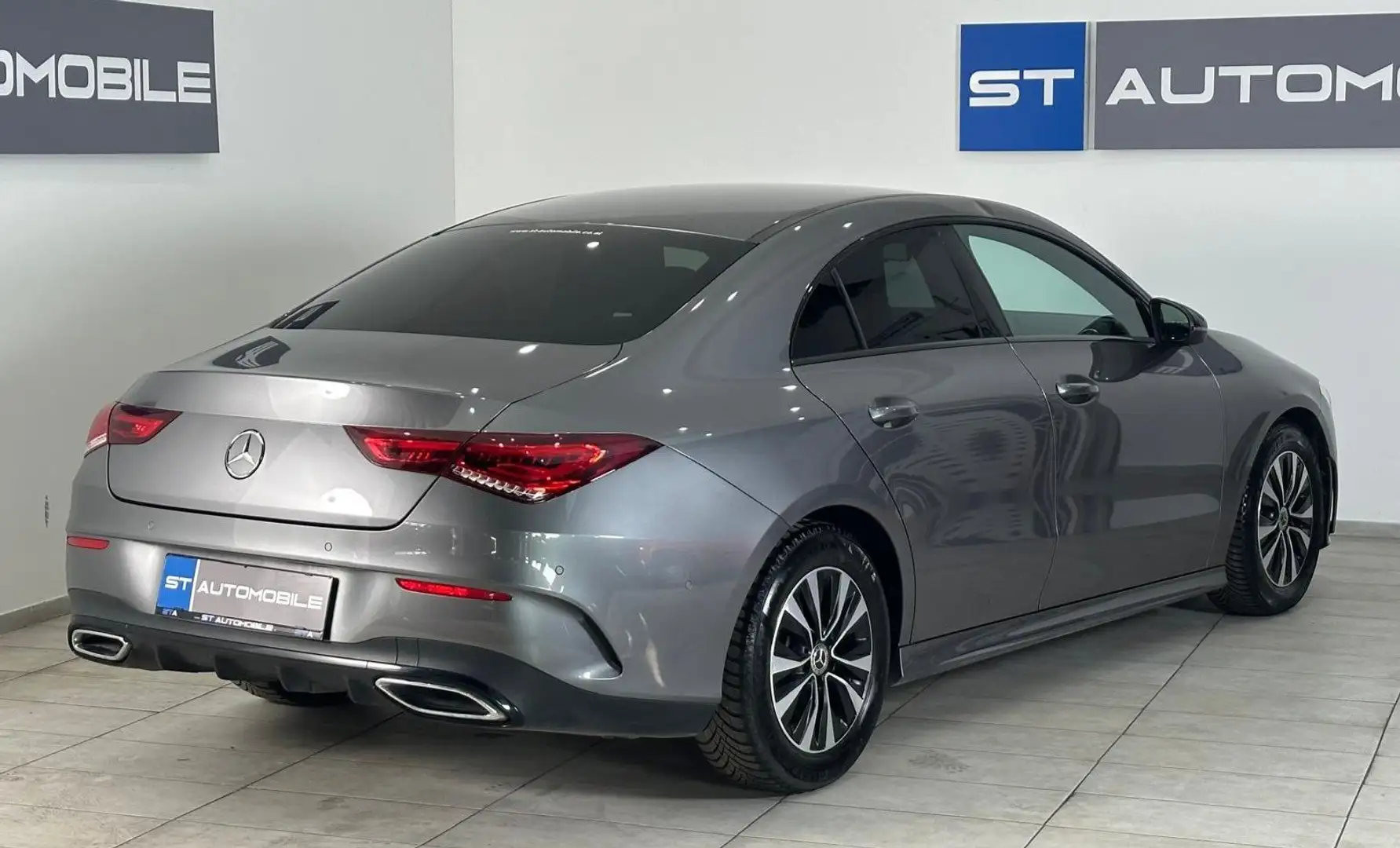 Mercedes-Benz CLA 200 Aut. // AMG-LINE // NIGHT-PAKET // KAMERA // NAVI Grau - 2