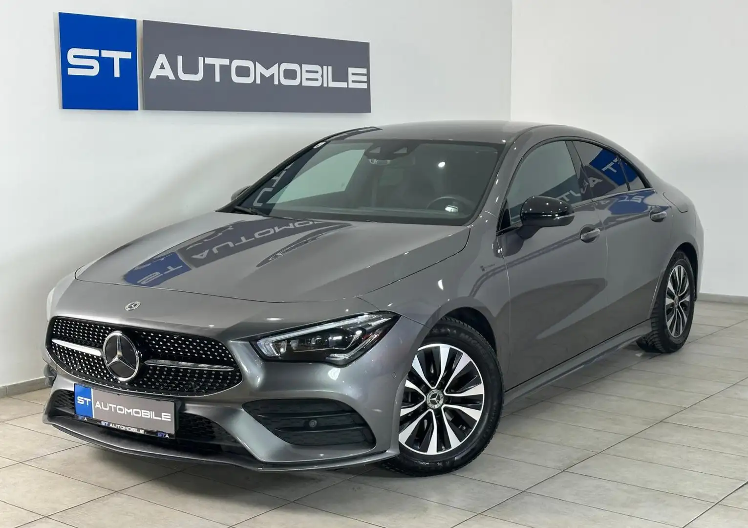 Mercedes-Benz CLA 200 Aut. // AMG-LINE // NIGHT-PAKET // KAMERA // NAVI Grau - 1