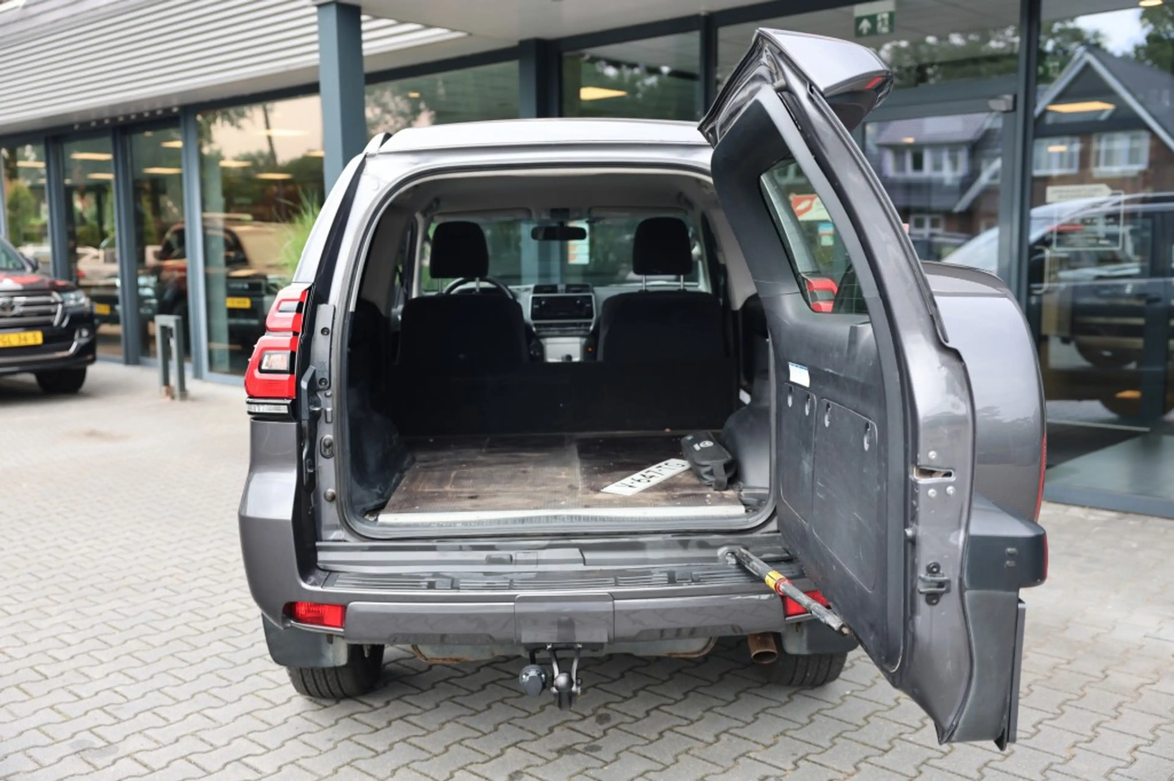 Toyota Land Cruiser 2.8D-4D 3DRS COMFORT A/T VAN — photo 6