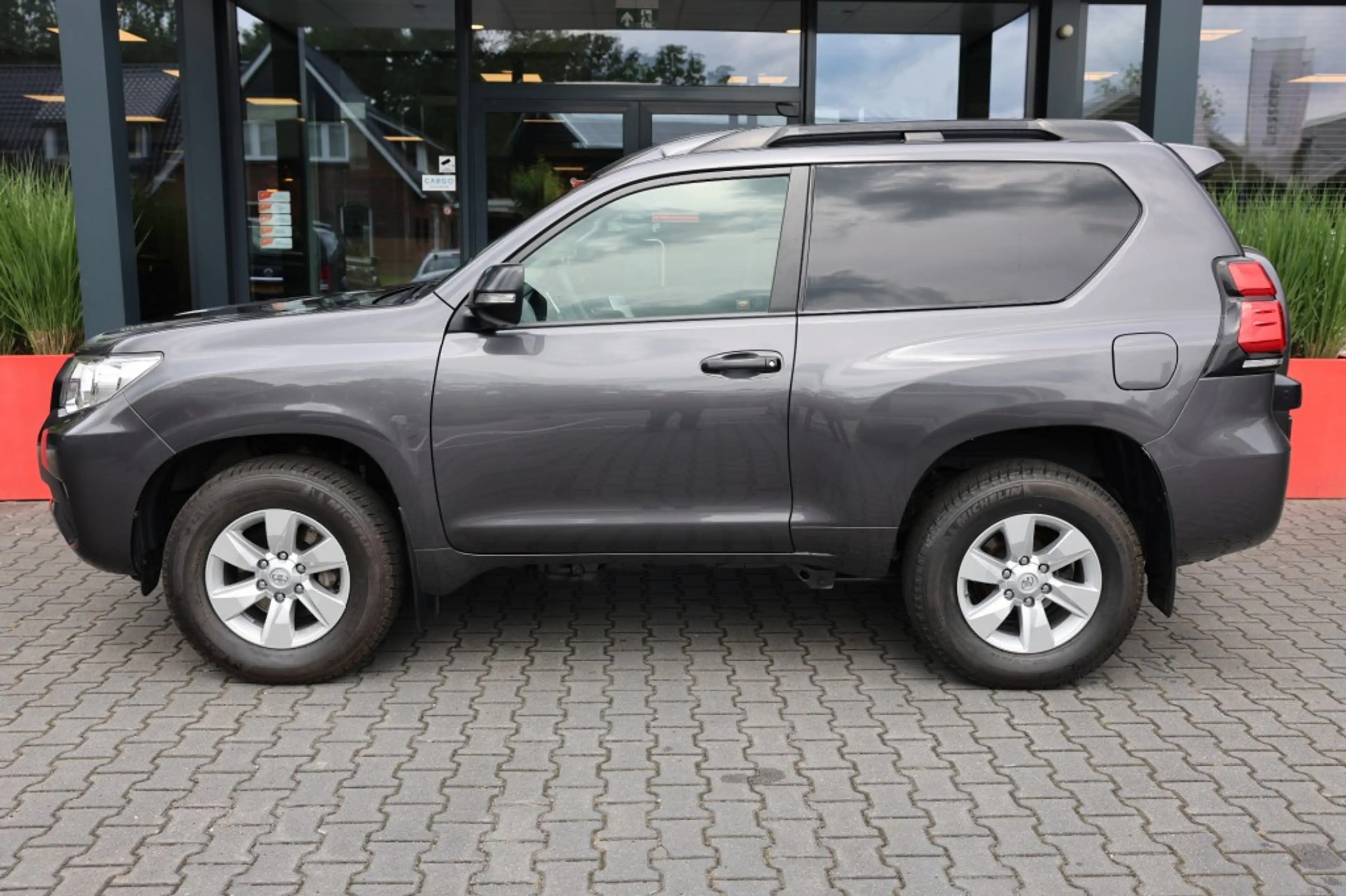 Toyota Land Cruiser 2.8D-4D 3DRS COMFORT A/T VAN — photo 2
