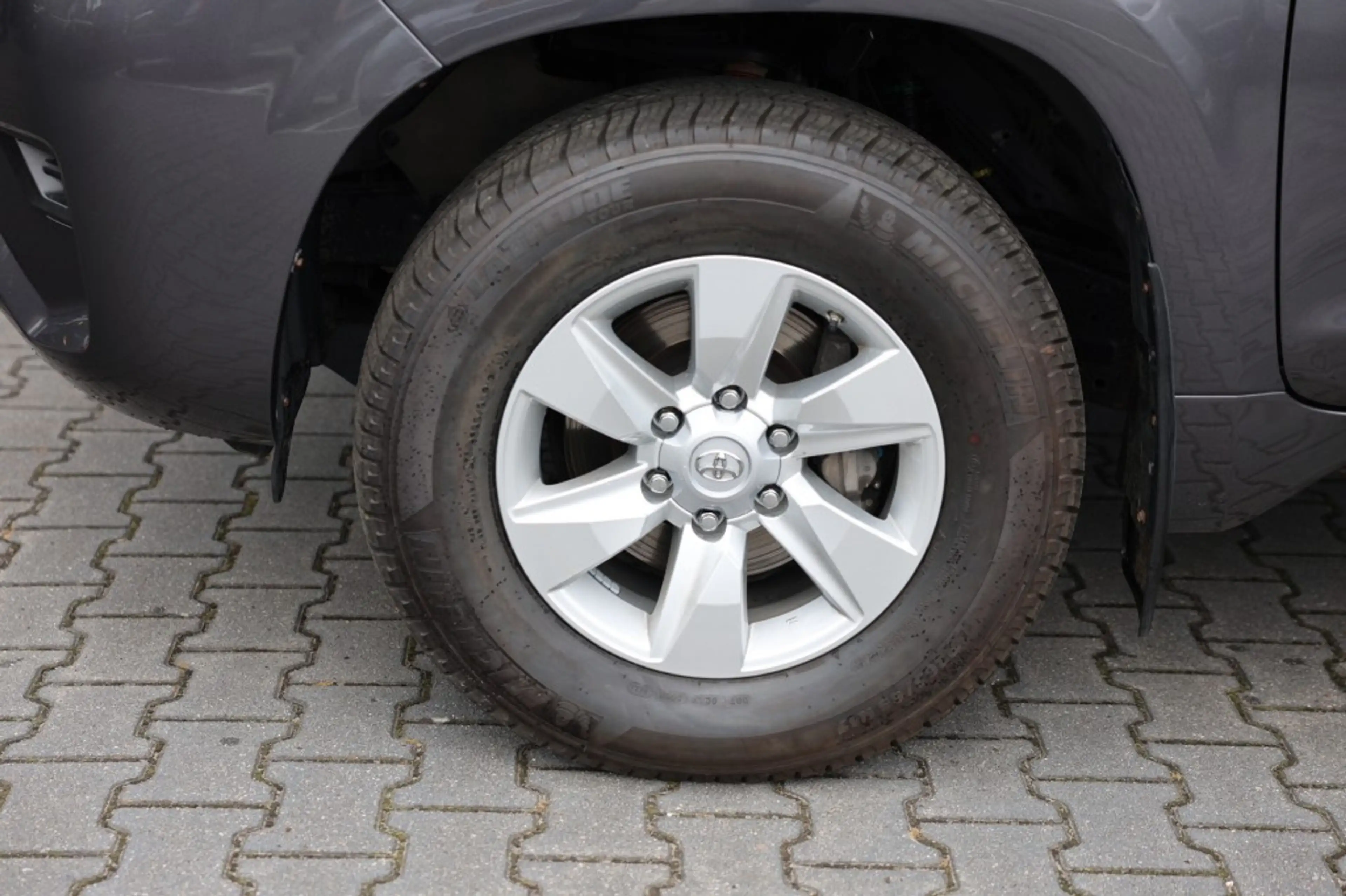 Toyota Land Cruiser 2.8D-4D 3DRS COMFORT A/T VAN — photo 3