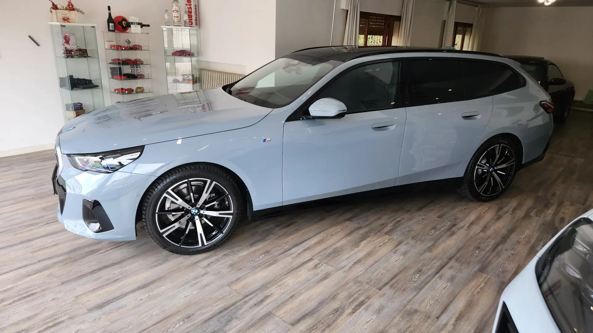 BMW 520 520d Touring 48V sdrive MSport auto Noir - 1
