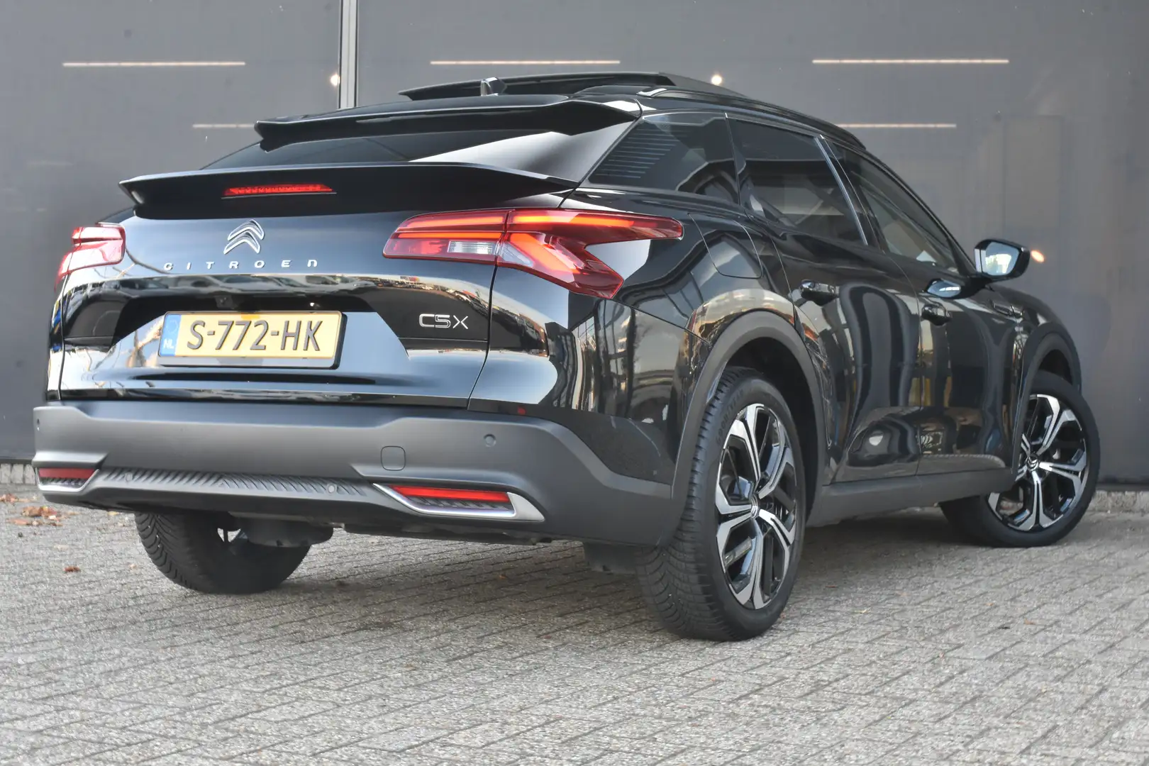 Citroen C5 X 1.6 Plug-in Hybrid 225 Shine | Schuif-/Kanteldak | Zwart - 2