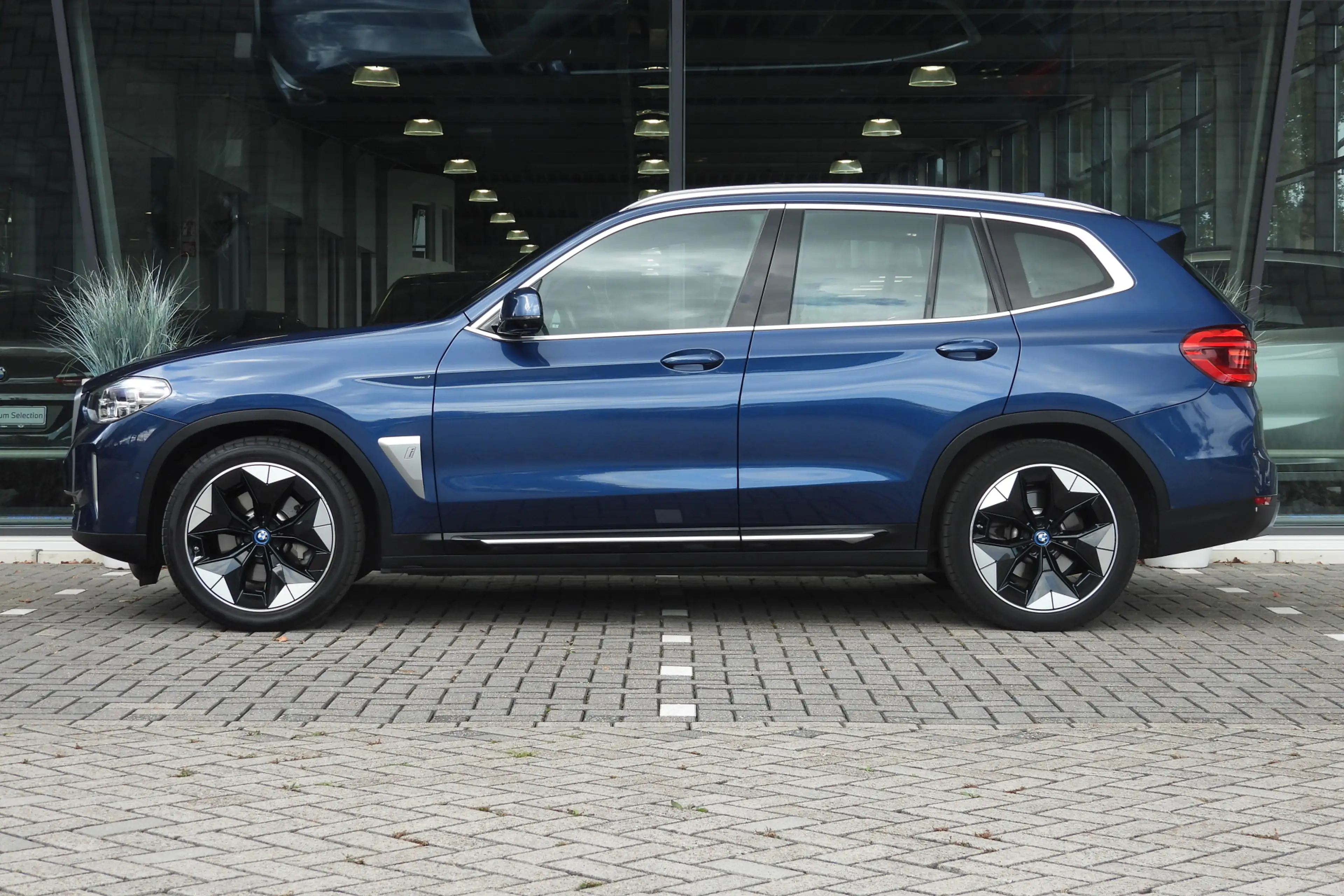 BMW iX3 High Executive / Sportstoelen / Head-Up / Adaptiev — photo 5